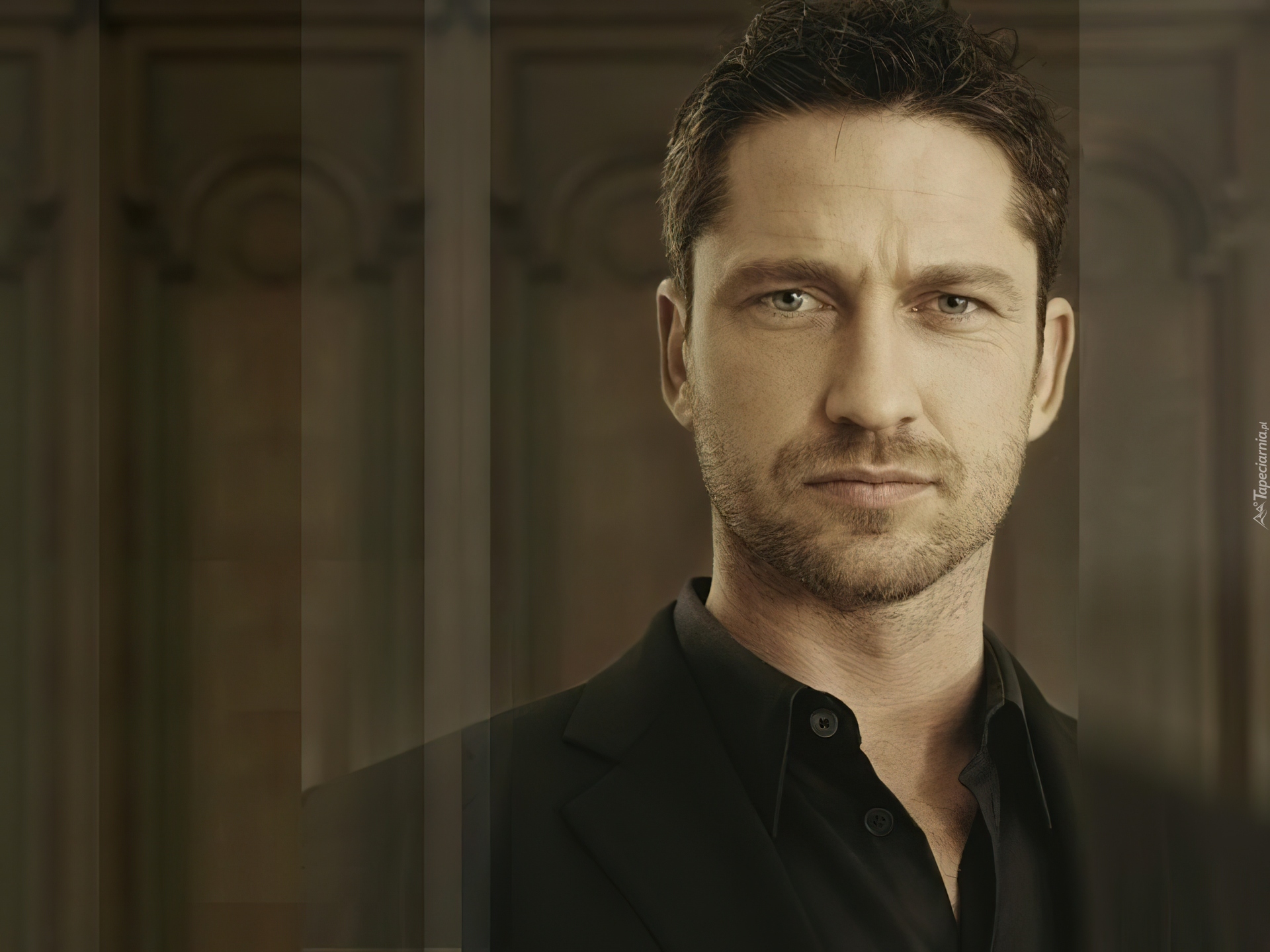 Gerard Butler,czarny strój, broda