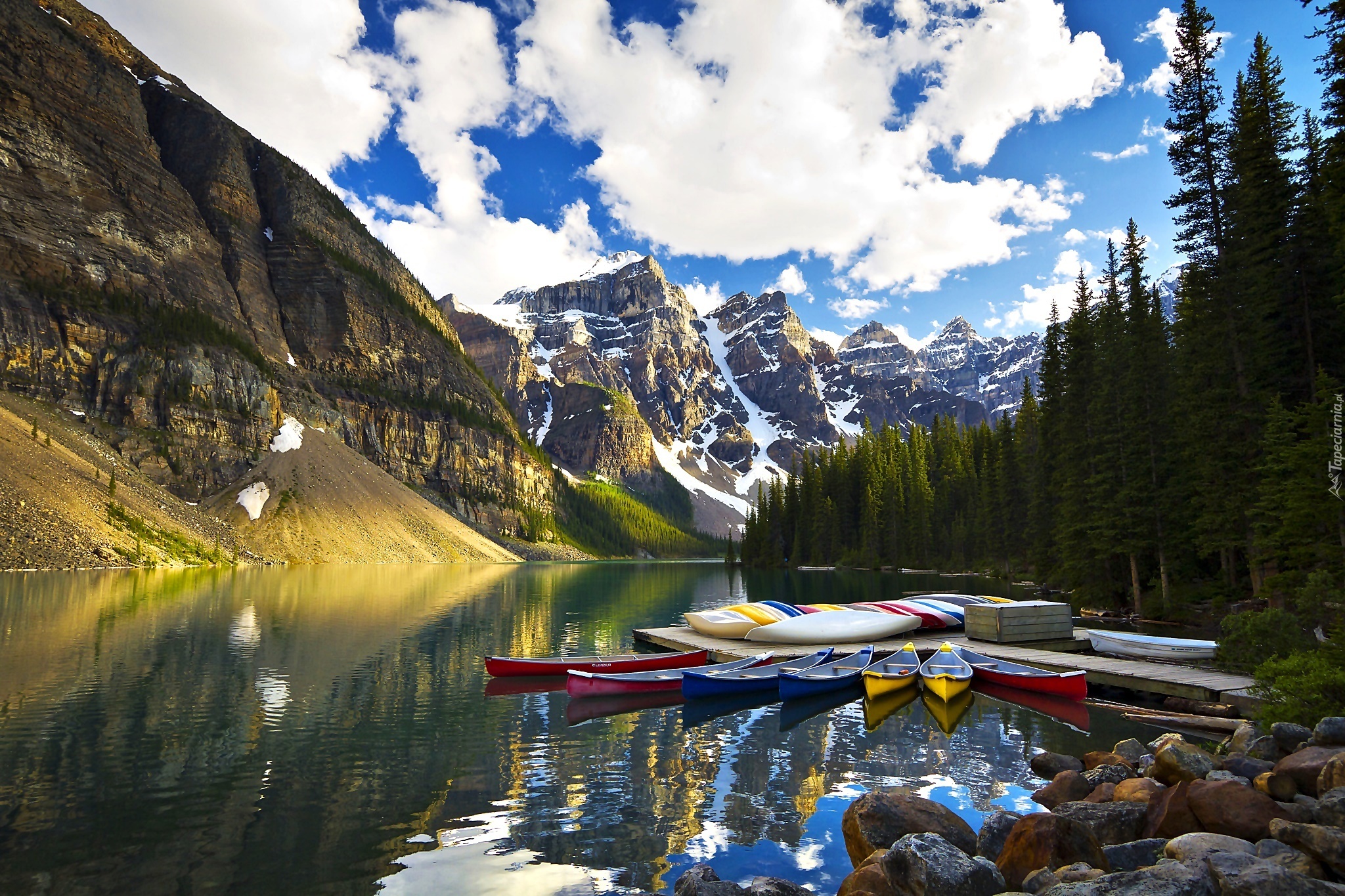 Kanada, Prowincja Alberta, Park Narodowy Banff, Jezioro Moraine,  Dolina Dziesięciu Szczytów - Valley of the Ten Peaks, Łódki