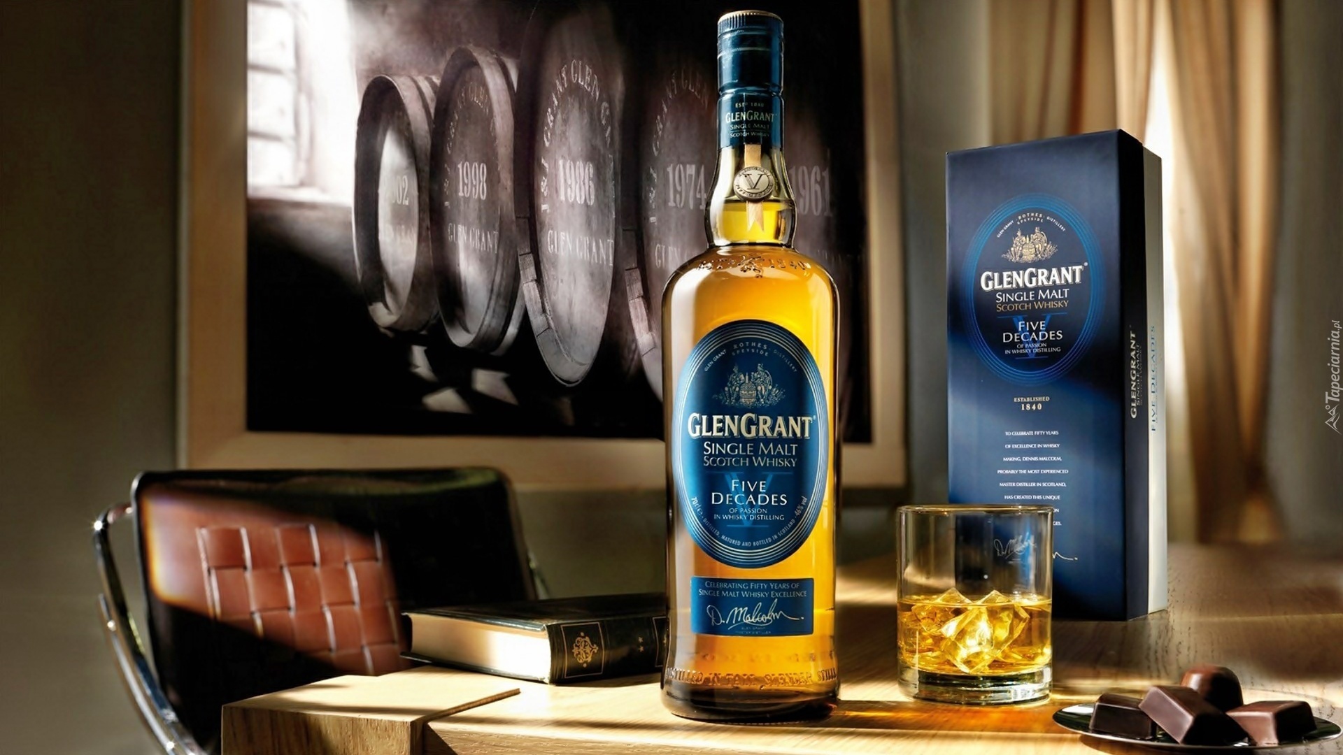 Whisky, Czekoladki, Książka, Wnętrze