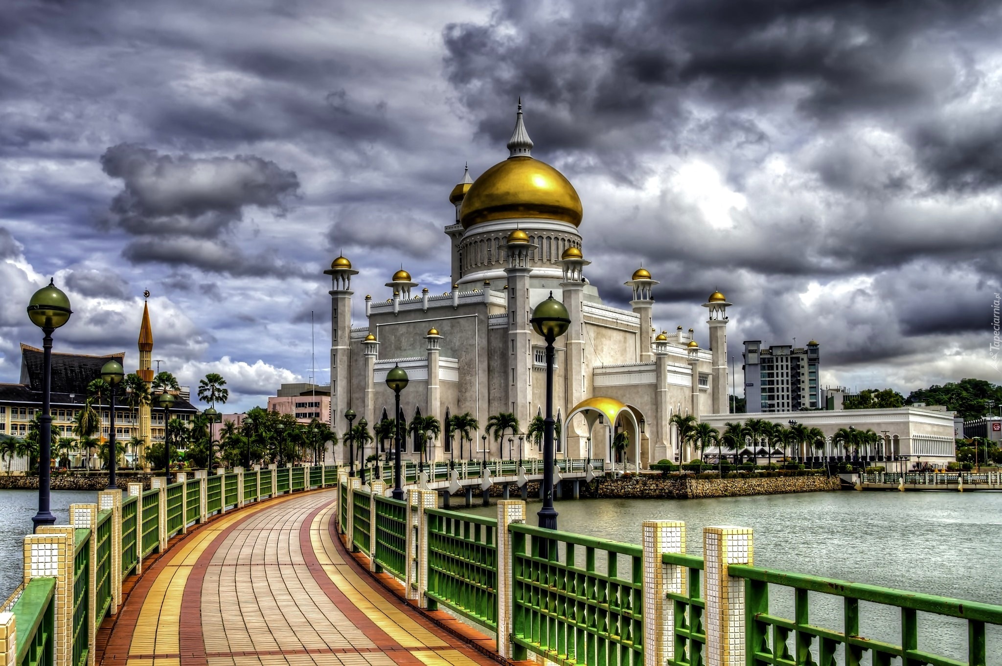 Meczet Sultan Mosque Omar Ali Saifuddin, Miasto Bandar Seri Begawan, Brunei, Azja, Most, Palmy, Lampy