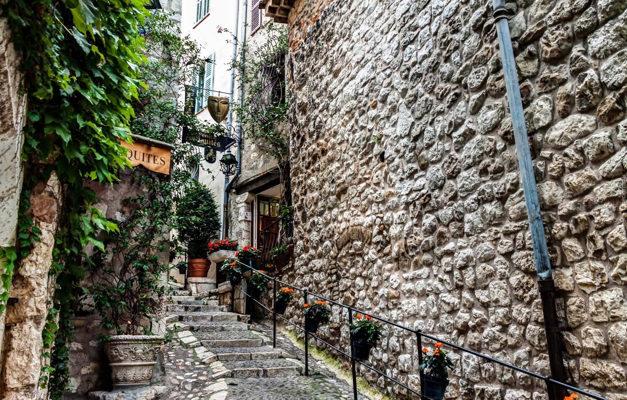 Saint-Paul-de-Vence, Lazurowe Wybrzeże, Francja, Schody, Szyldy, Kawiarnia