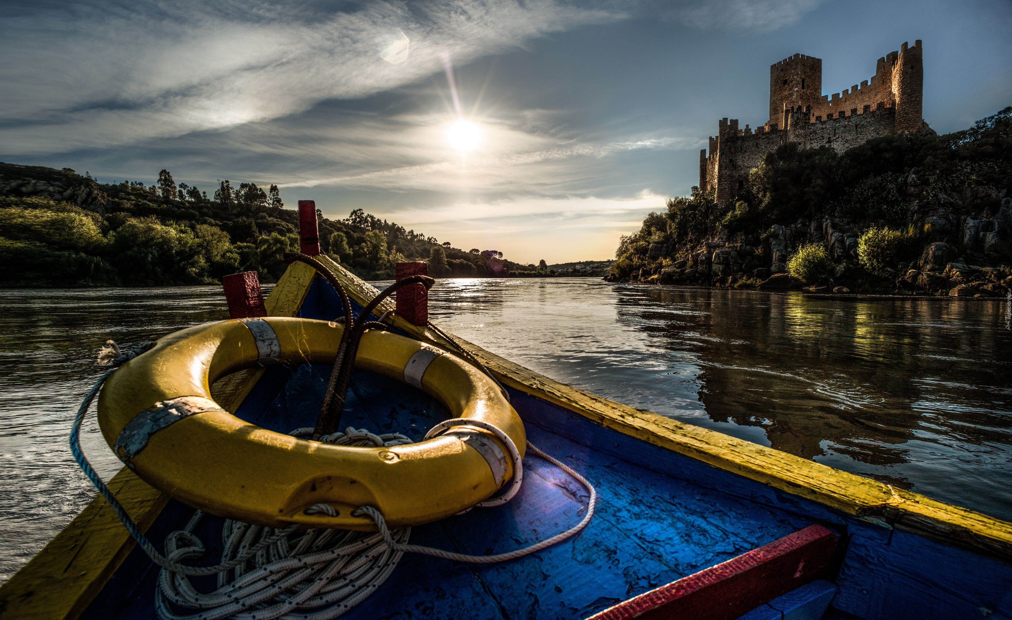 Zamek Almourol, Twierdza, Rzeka Tag, Miejscowość Santarem, Portugalia, Łódka, Koło ratunkowe