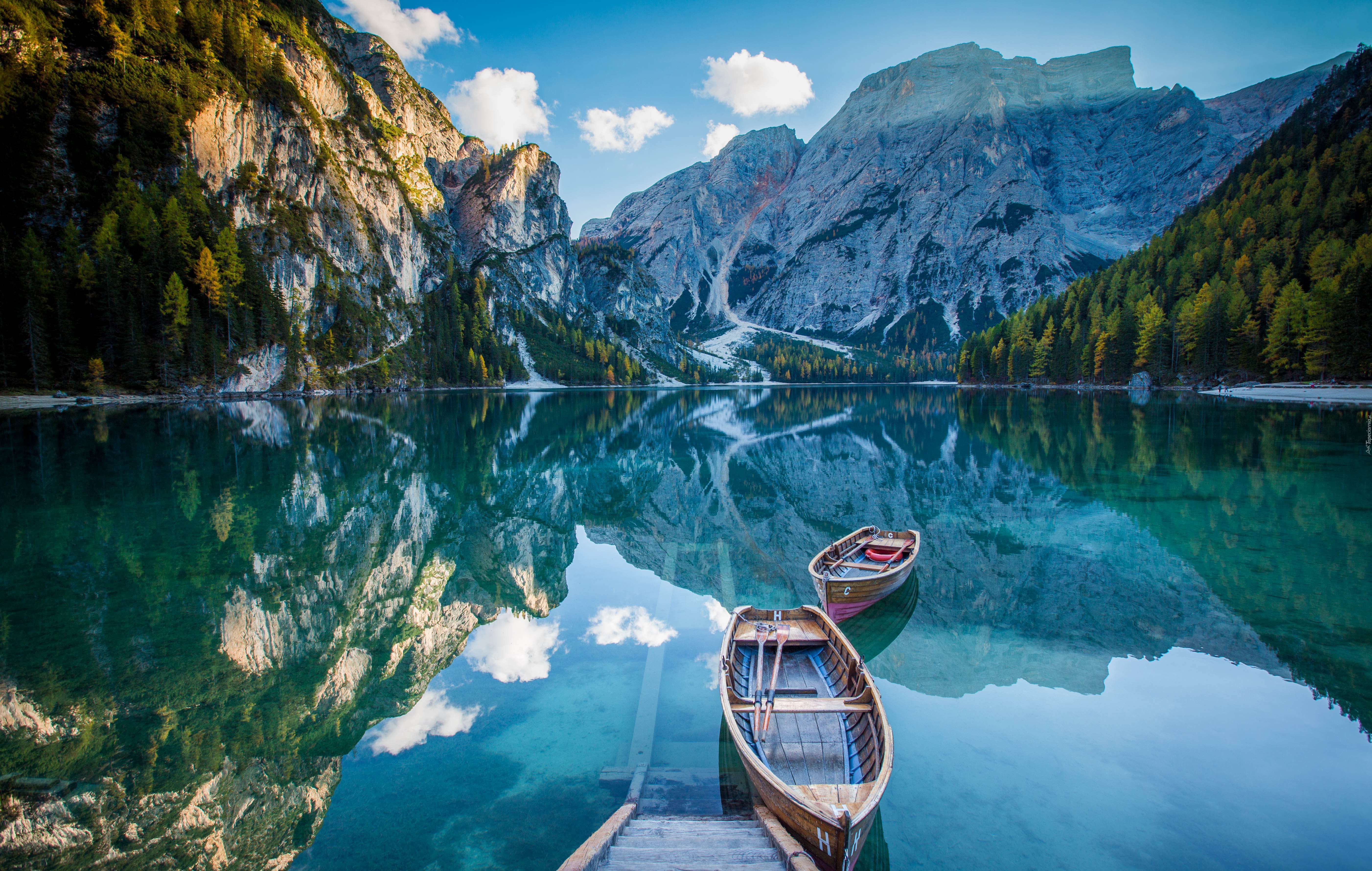 Włochy, Góry Dolomity, Dolina Val Pusteria, Dolina Val di Braies, Jezioro Pragser Wildsee, Łódki