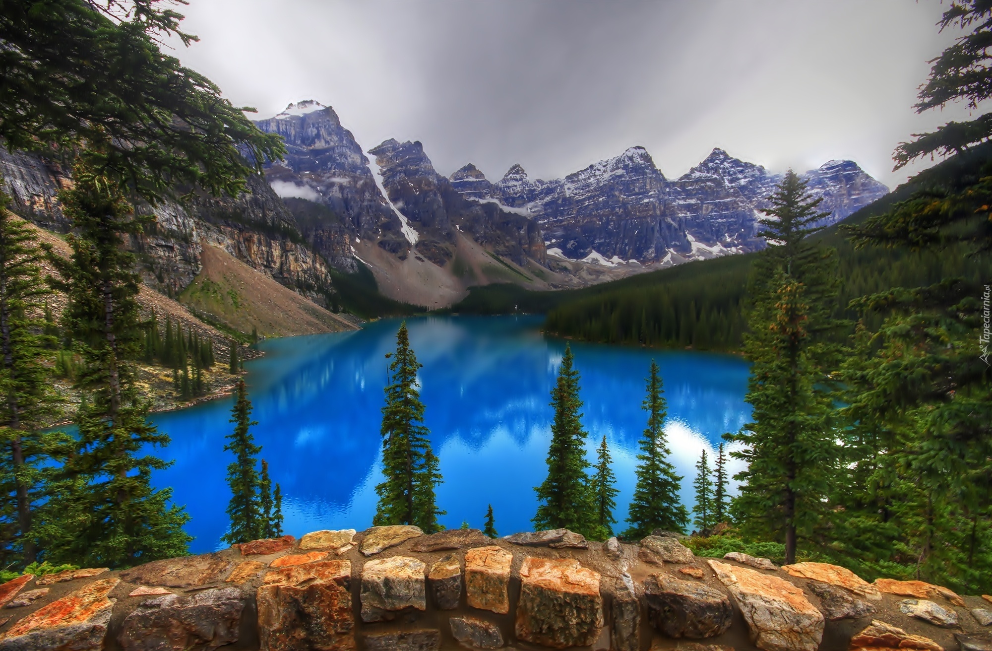 Kanada, Prowincja Alberta, Park Narodowy Banff, Jezioro Moraine, Góry, Świerki