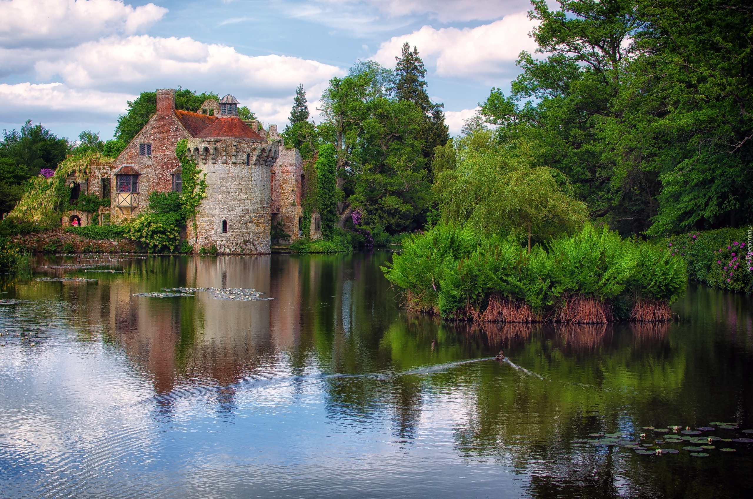 Dworek, Scotney Castle, Staw, Drzewa, Wieś Lamberhusrt, Hrabstwo Kent, Anglia