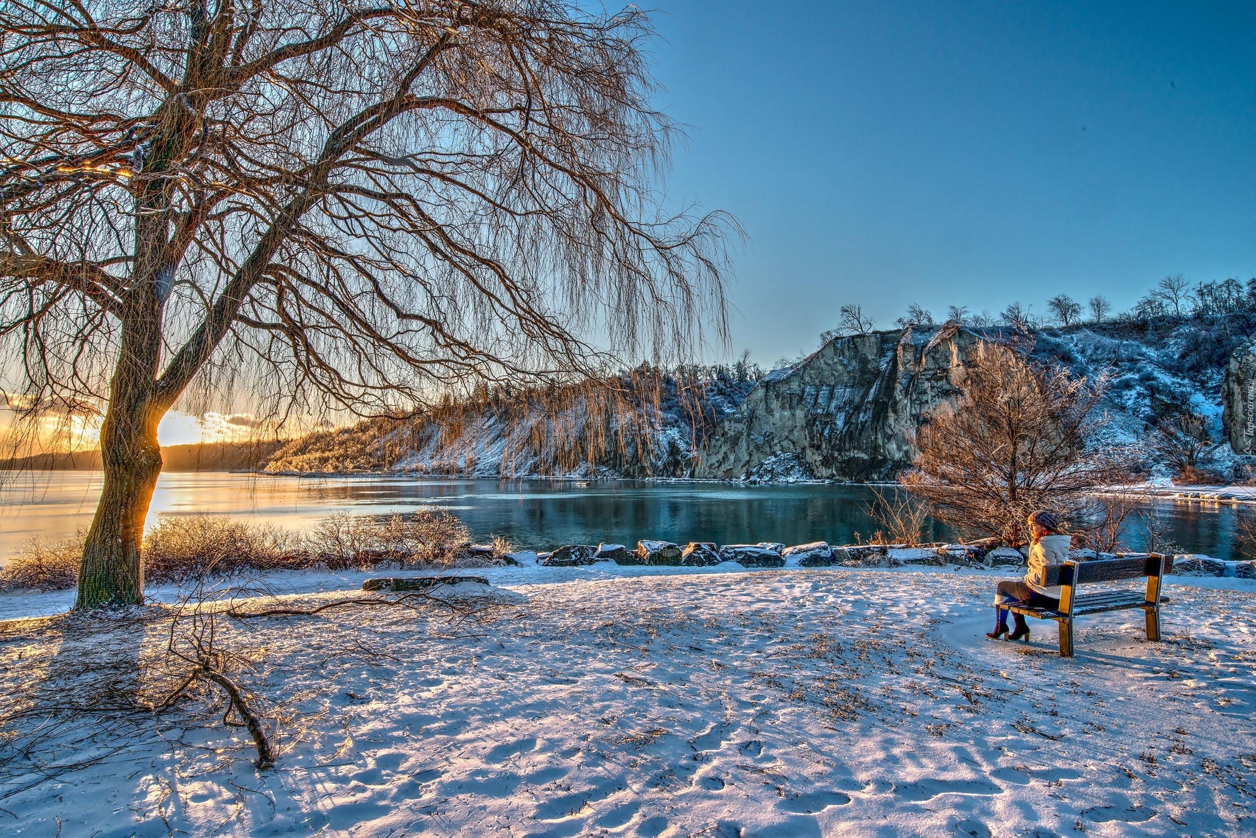 Kobieta, Ławka, Zima, Jezioro, Ontario