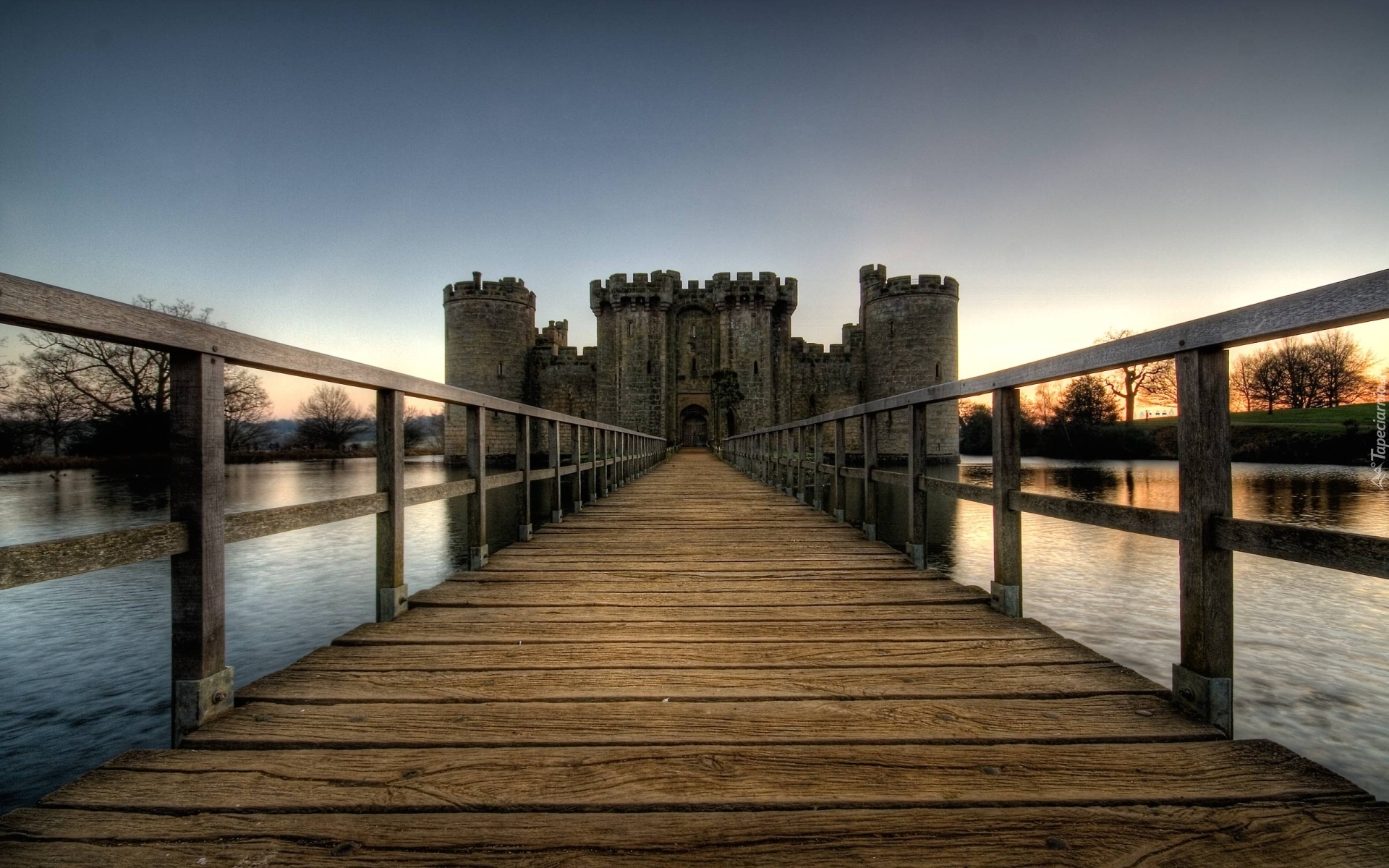 Zamek Bodiam, Bodiam Castle, Wieś Robertsbridge, Anglia, Fosa, Drewniany, Most