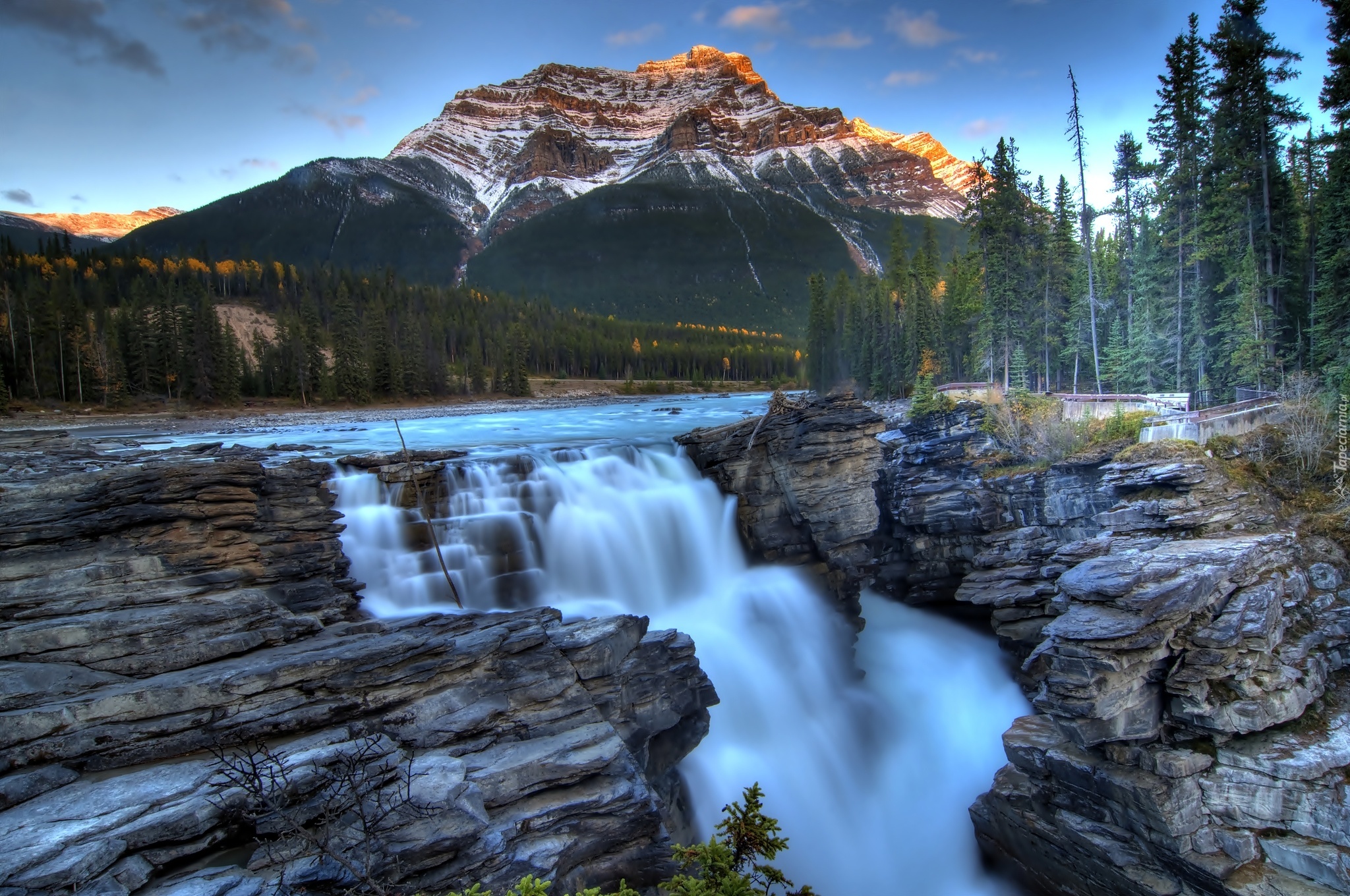 Kanada, Prowincja Alberta, Park Narodowy Jasper, Rzeka Athabasca, Wodospad Athabasca Falls, Góry, Las, Skały