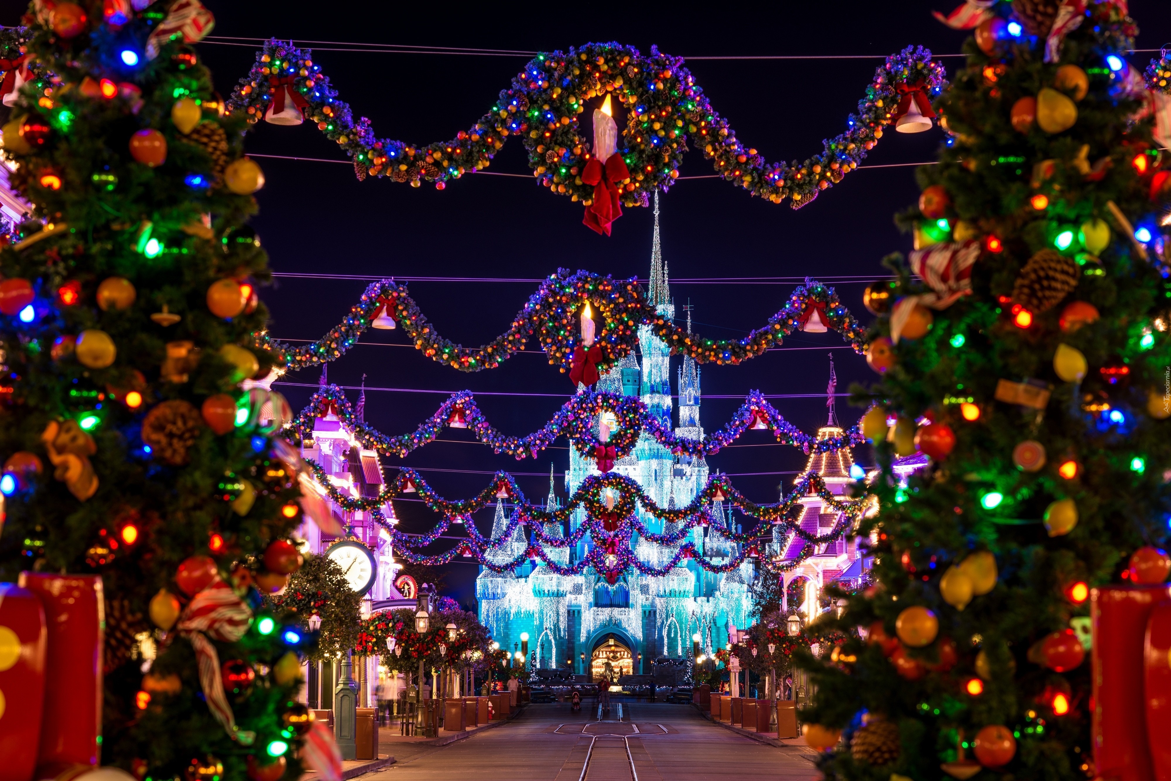 Disneyland, Zamek, Świąteczny Wystrój, Miasto Nocą