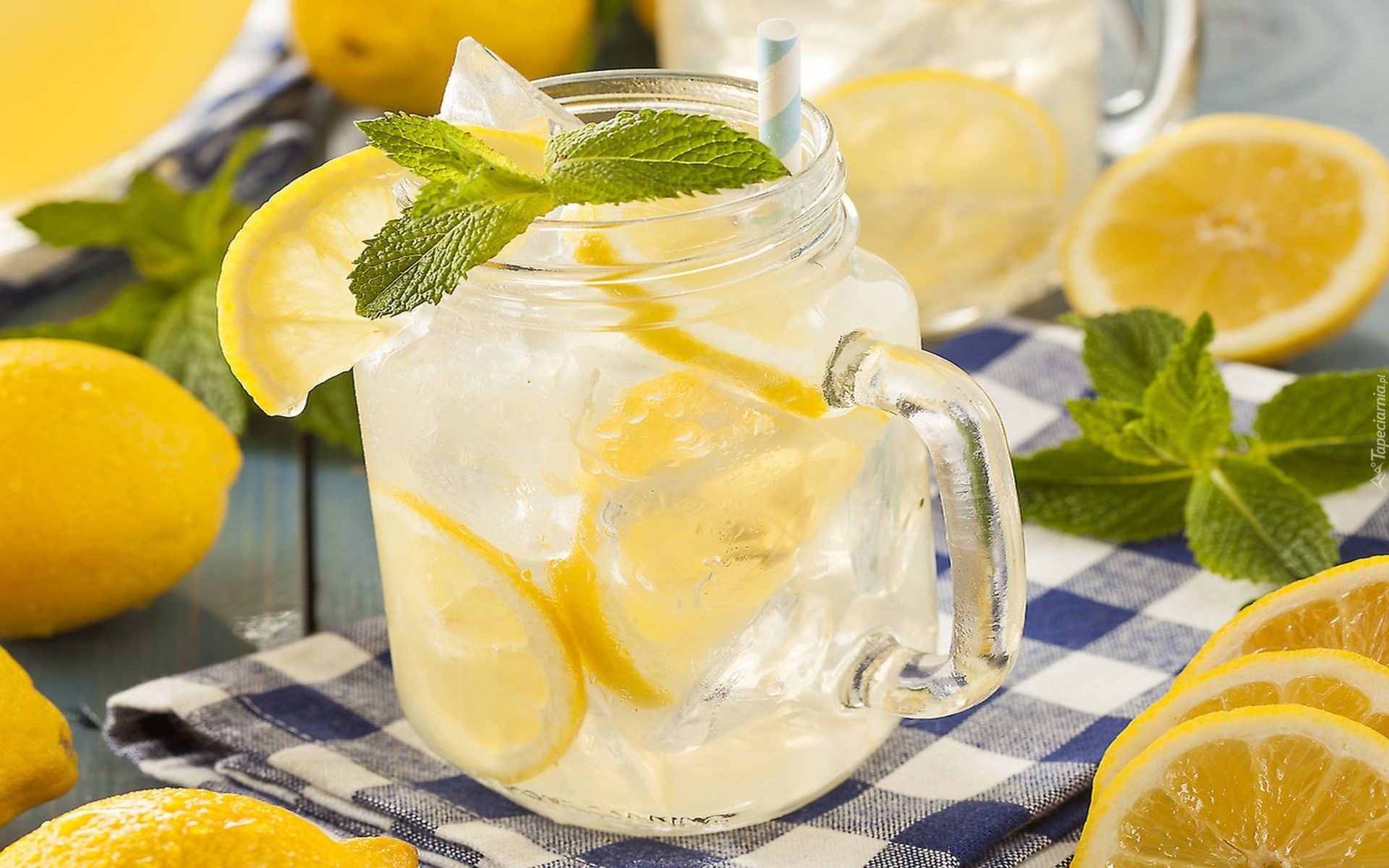 Домашний лимонад из лимонов мяты. Лимонад Lemon Lemon. Лимонад лимон мята. Домашний лимонад. Коктейль с лимоном.