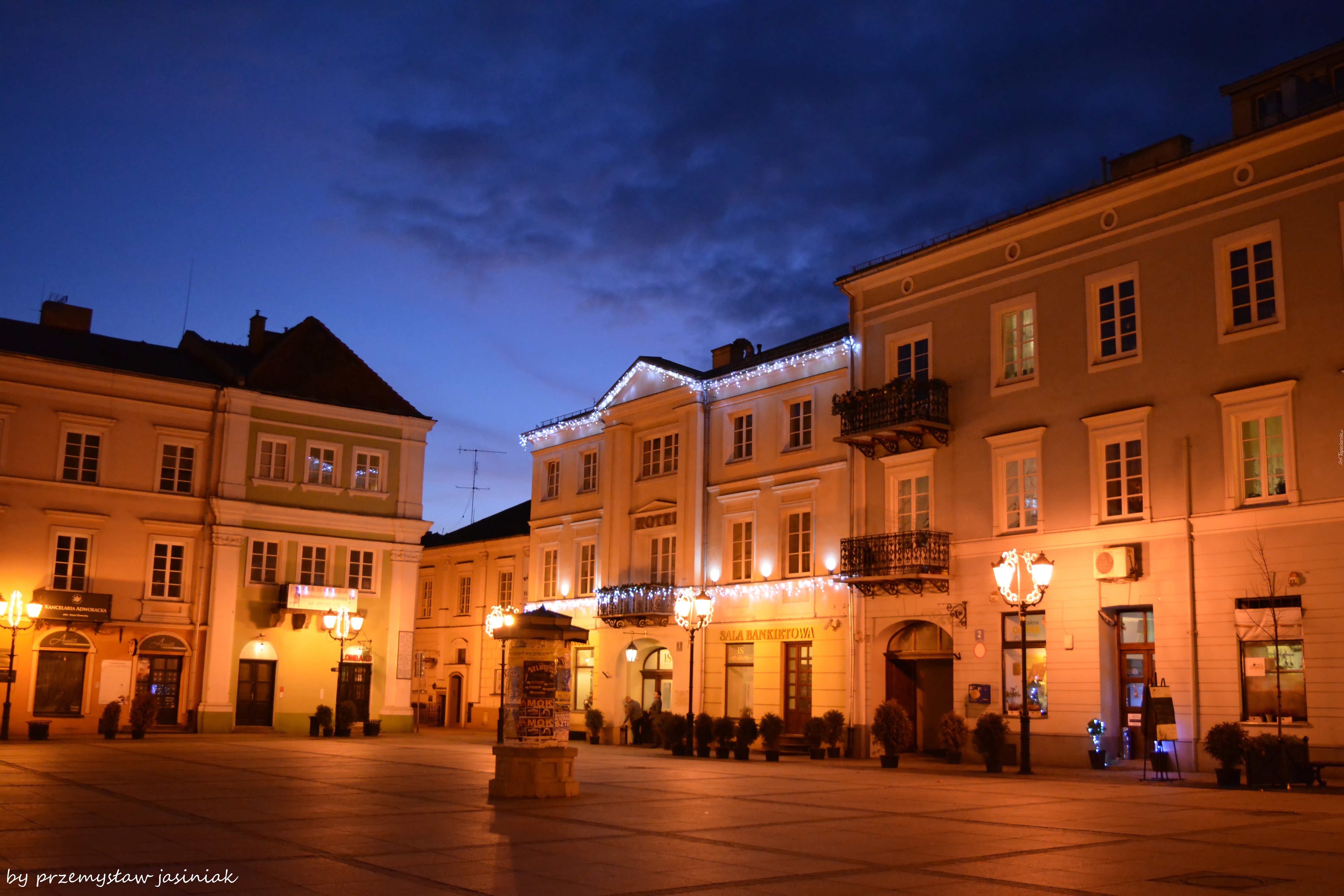 Ile Jest Biedronek W Piotrkowie Trybunalskim Piotrków Trybunalski, Rynek, Kamienice, Wieczór