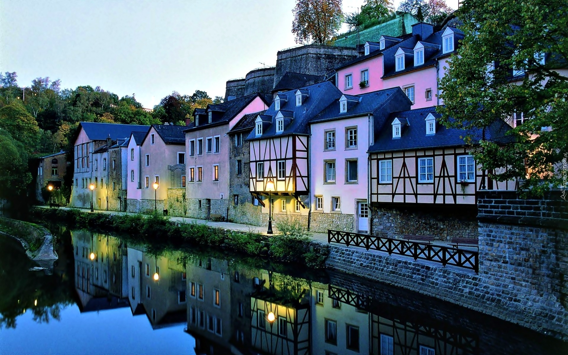 Miasto, Domy, Kanał