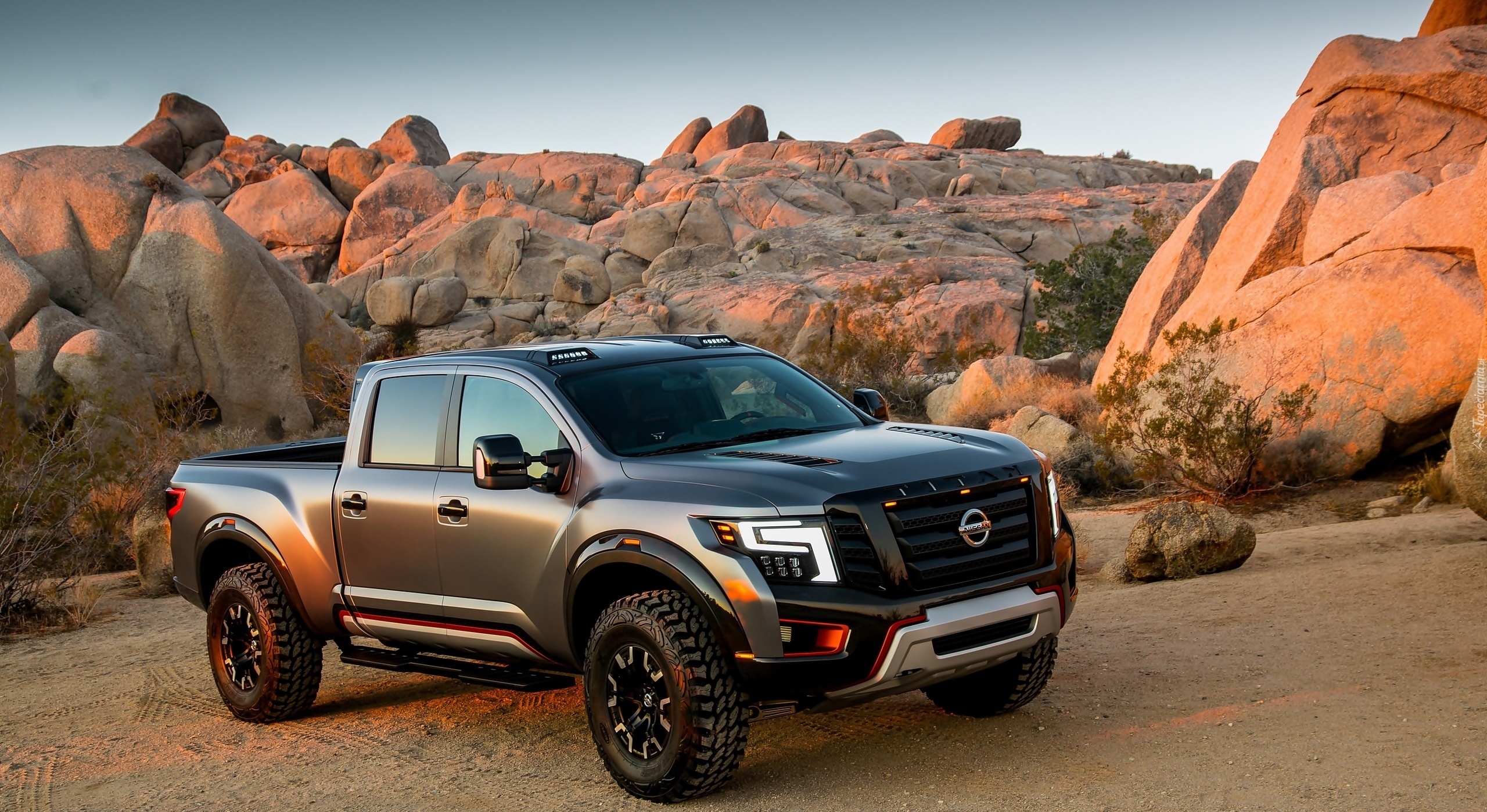 Nissan, Titan Warrior, Kamienie