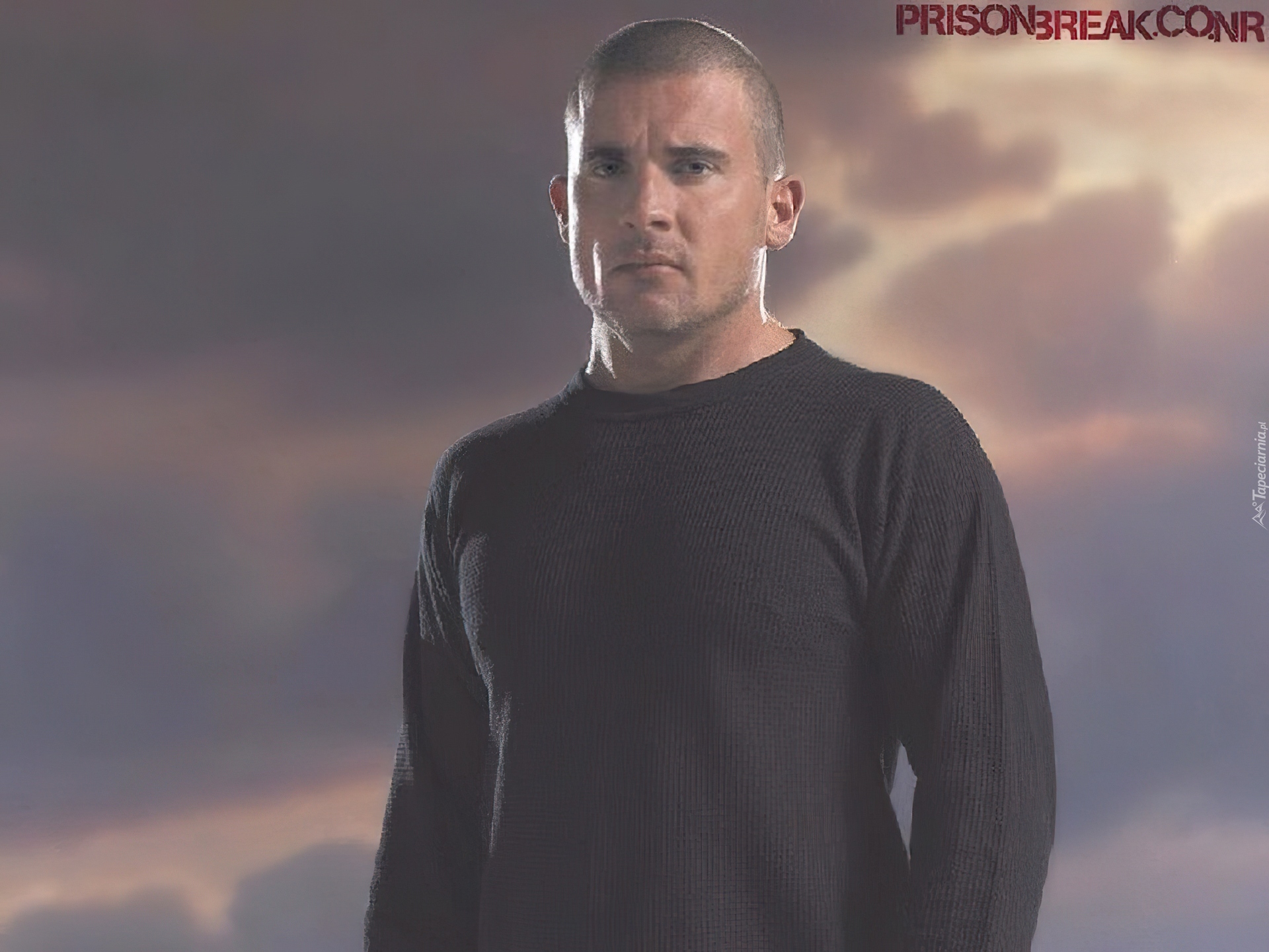 Dominic Purcell, czarna bluzka