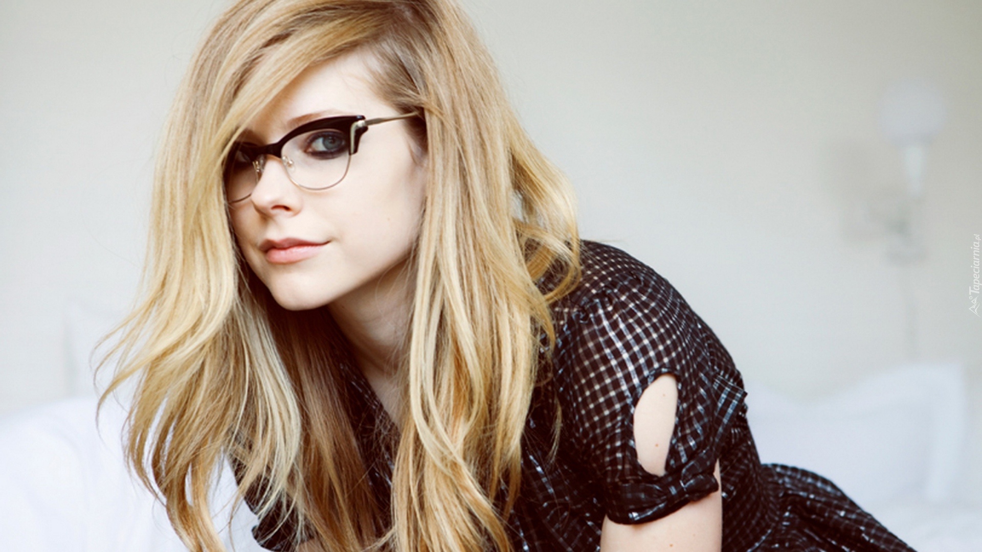 Avril Lavigne, Piosenkarka, Okulary