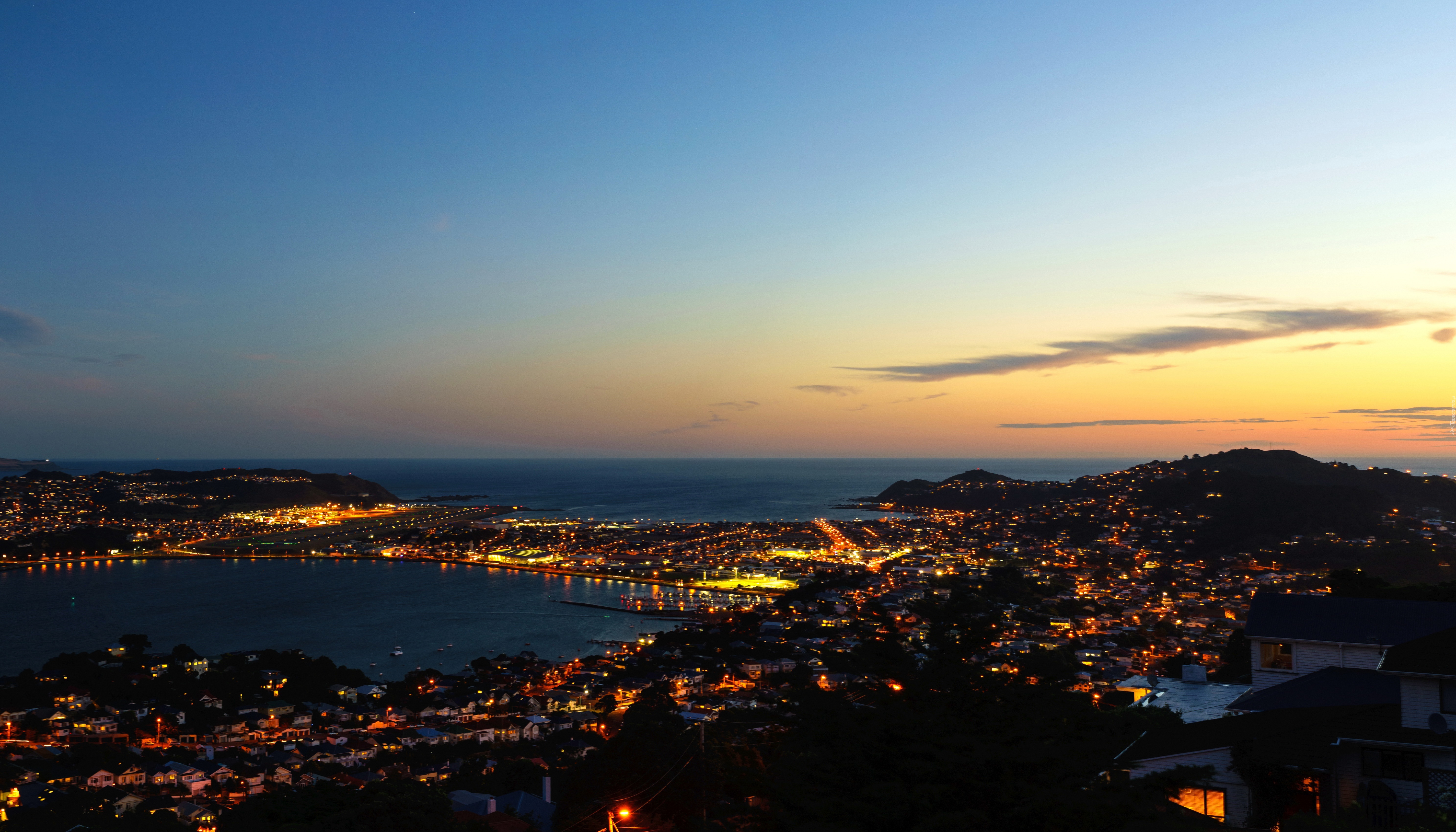 Wellington new zealand. Новозеландия Веллингтон. Веллингтон новая Зеландия фото. Веллингтон новая Зеландия ночью. Новая Зеландия столица Веллингтон фото.