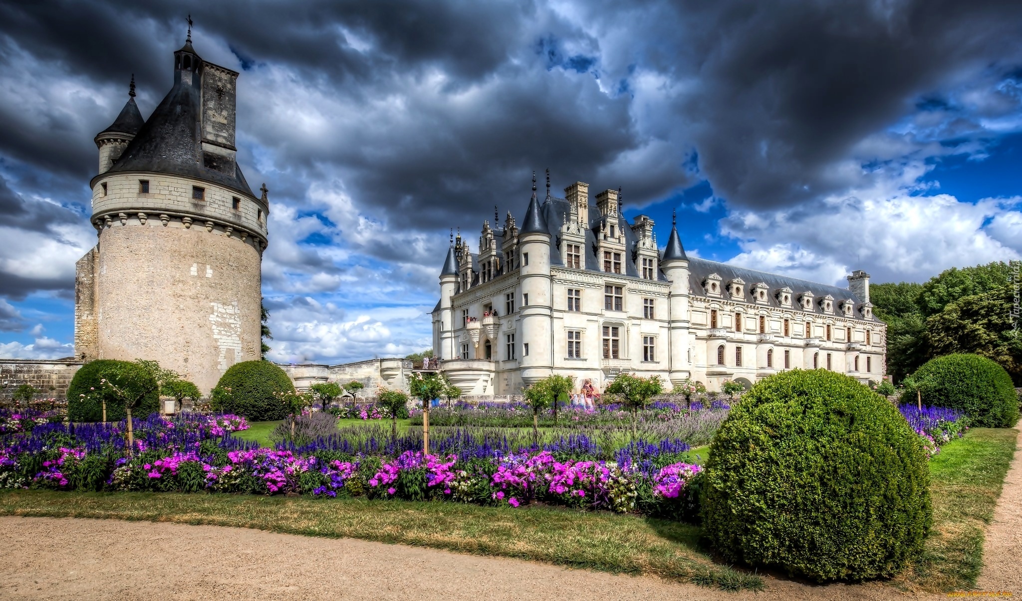 Zamek Chenonceau, Chateau de Chenonceau, Miejscowość Chenonceaux, Francja, Ogród, Kwiaty, Chmury