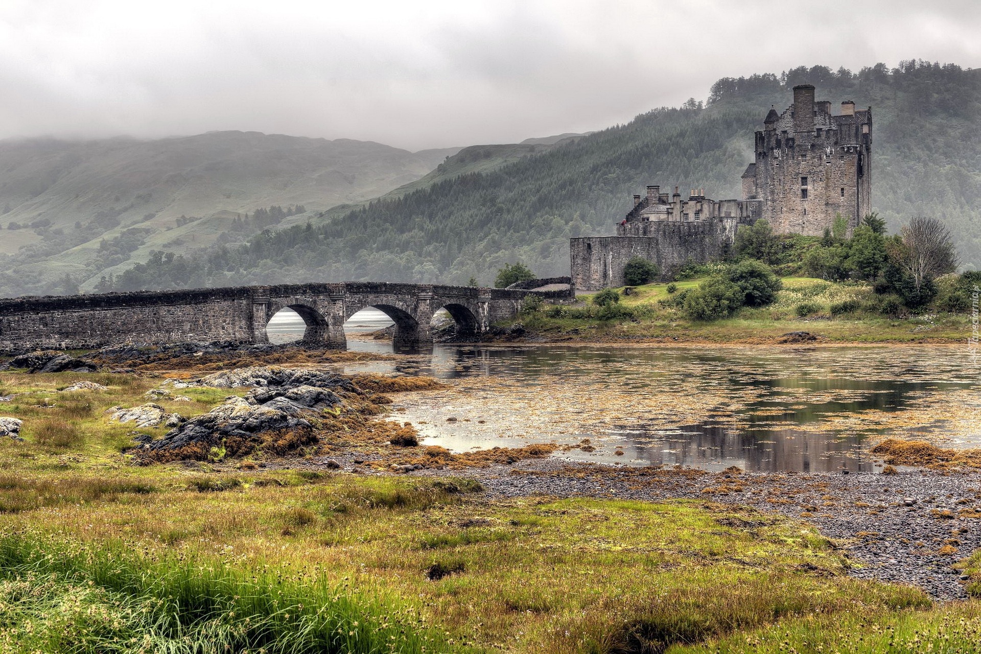 Szkocja, Zamek Eilean Donan Castle, Most, Wzgórza, Jezioro Loch Duich  Eilean Donan