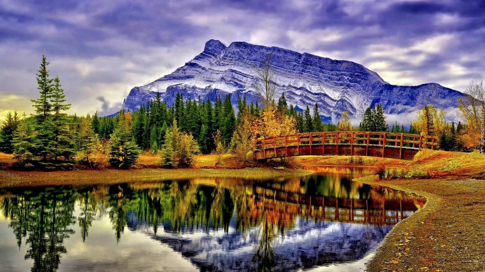 Kanada, Prowincja Alberta, Park Narodowy Banff, Góry, Szczyt Mount Rundle, Lasy, Jezioro Vermilion Lakes, Most, Jesień