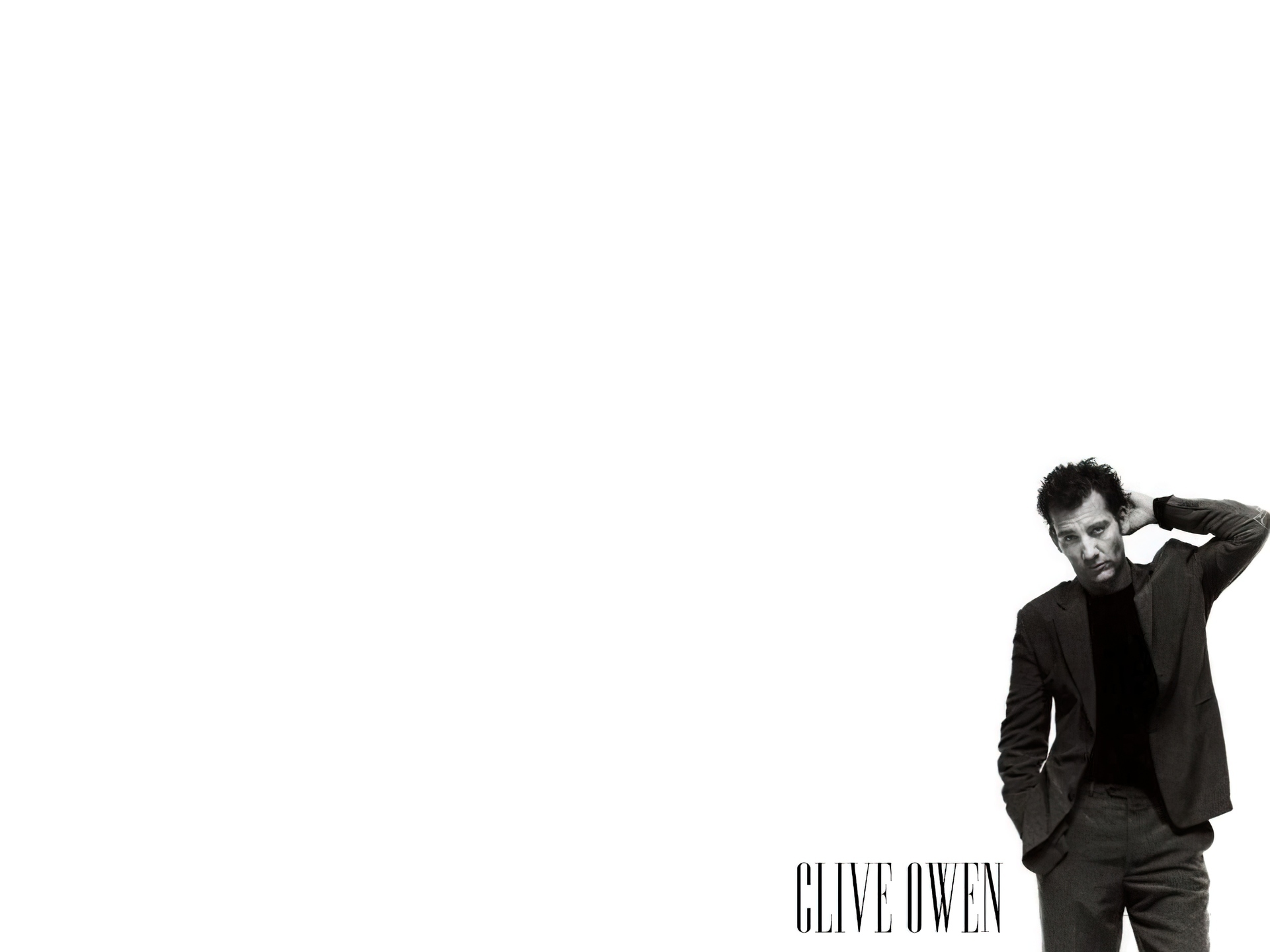 Clive Owen,szary garnitur, czarna koszulka