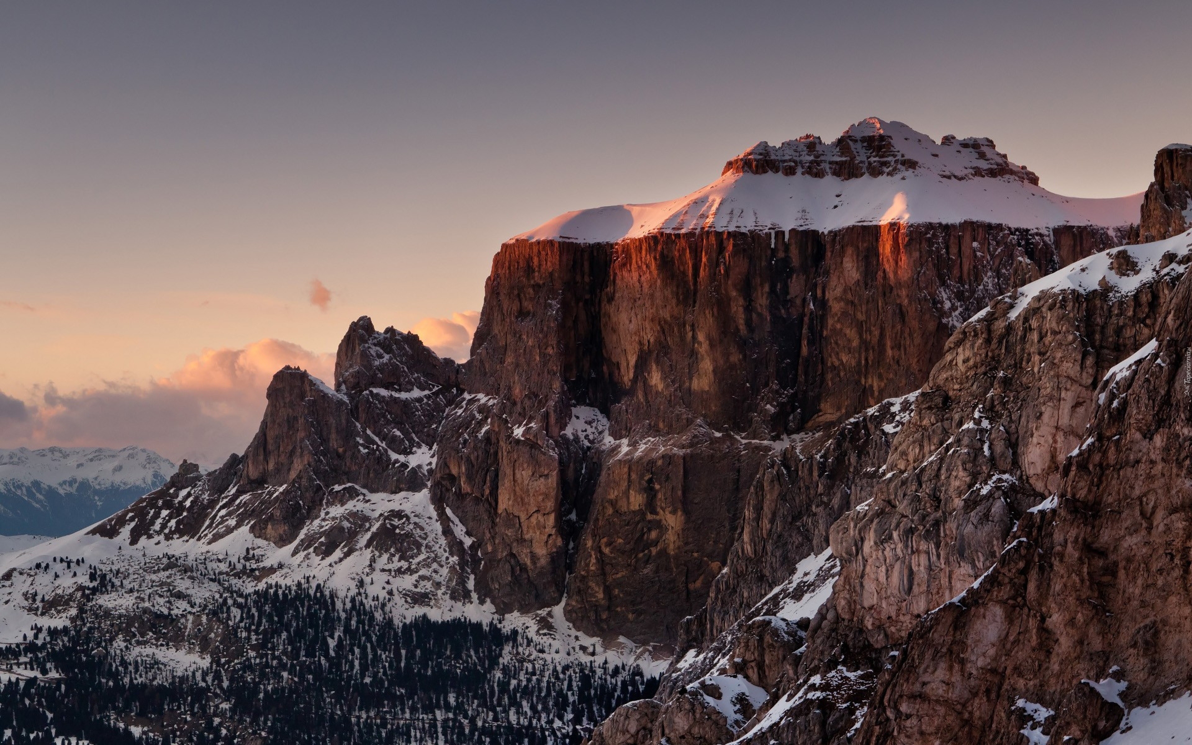 Włochy, Prowincja Bolzano, Dolomity, Góry Sassolungo, Niebo, Las, Śnieg