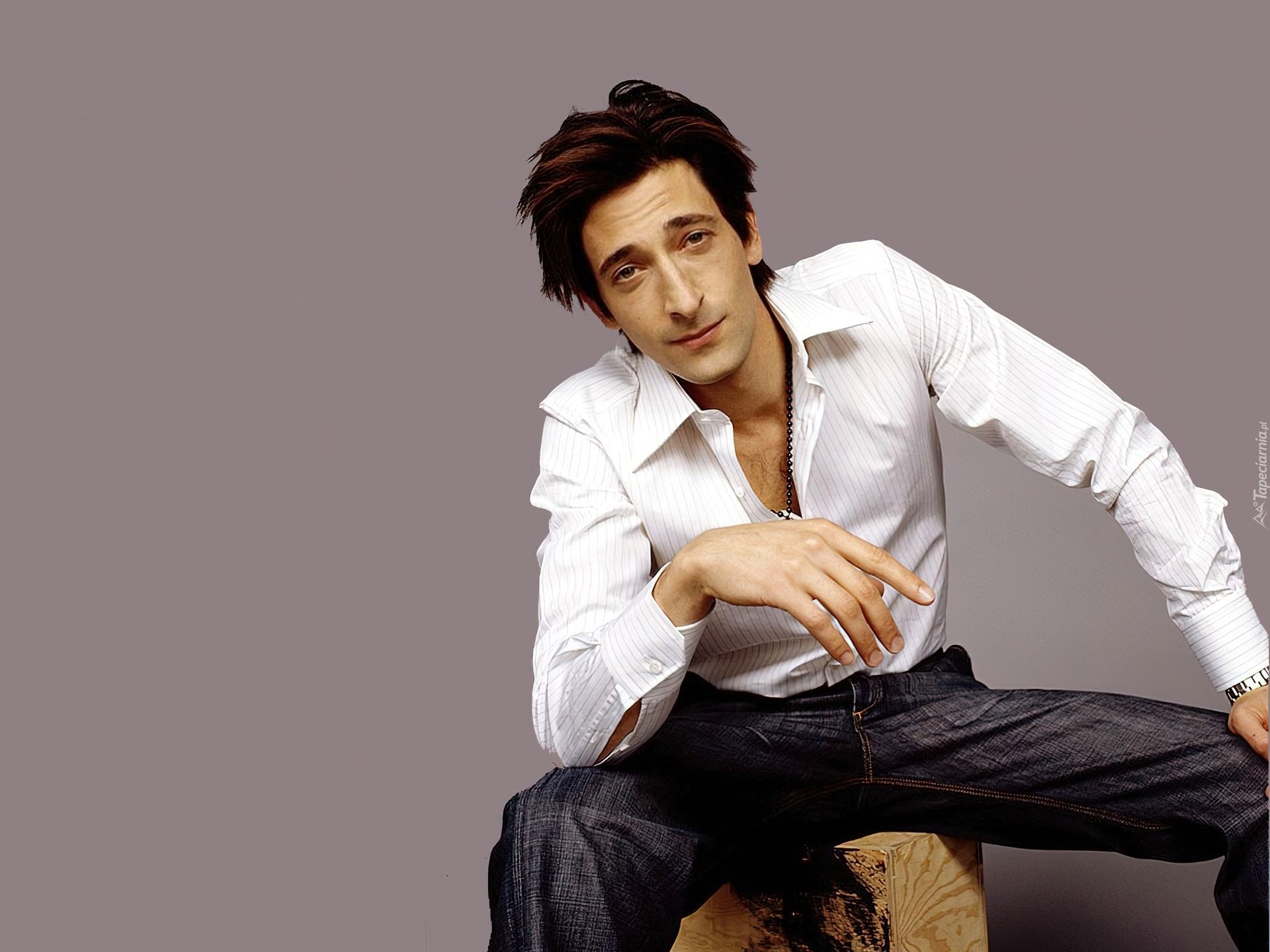 Adrien Brody,koszula, jeansy