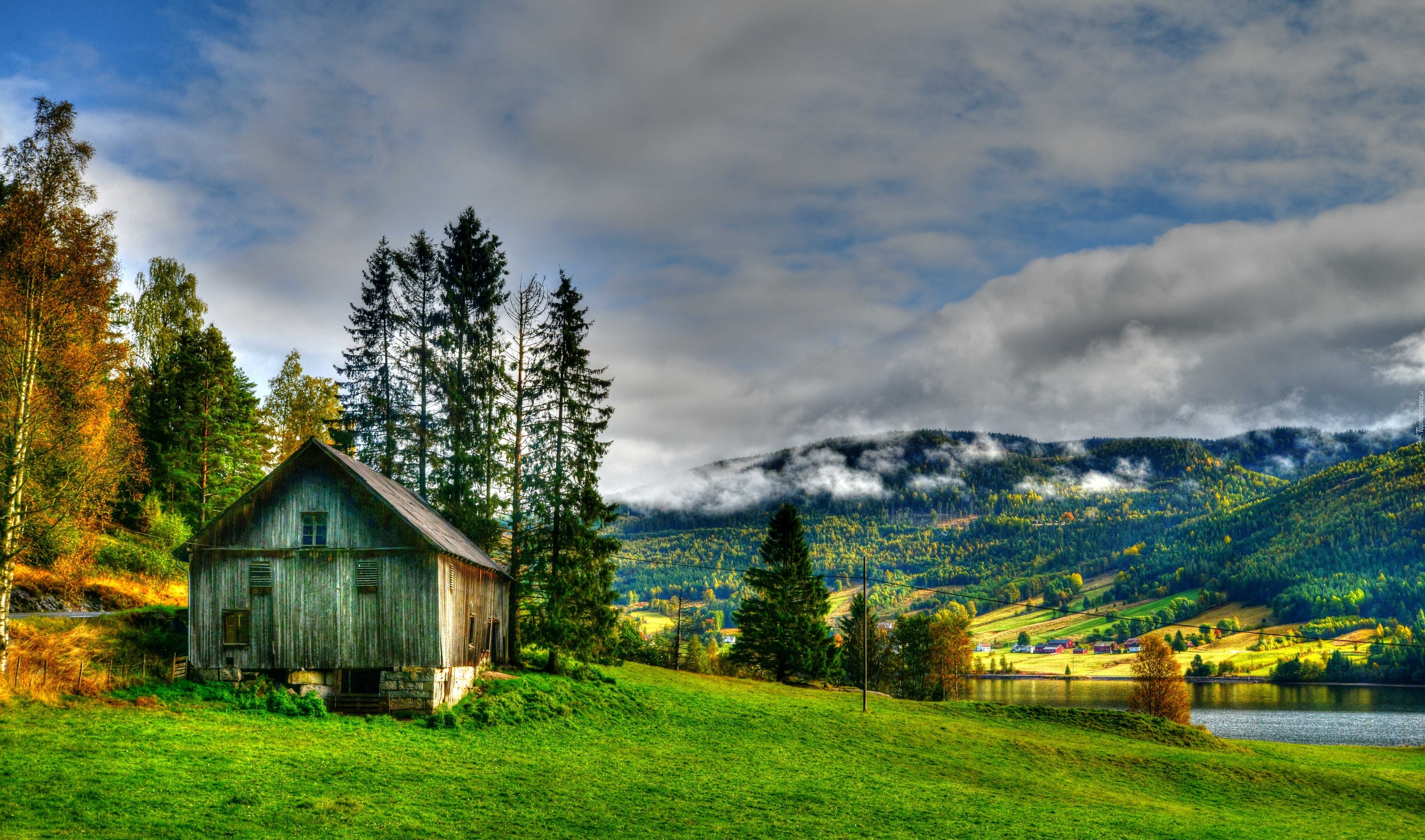 Domek, Góry, Mgła, Jeziorko, Trawa, Drzewa, HDR