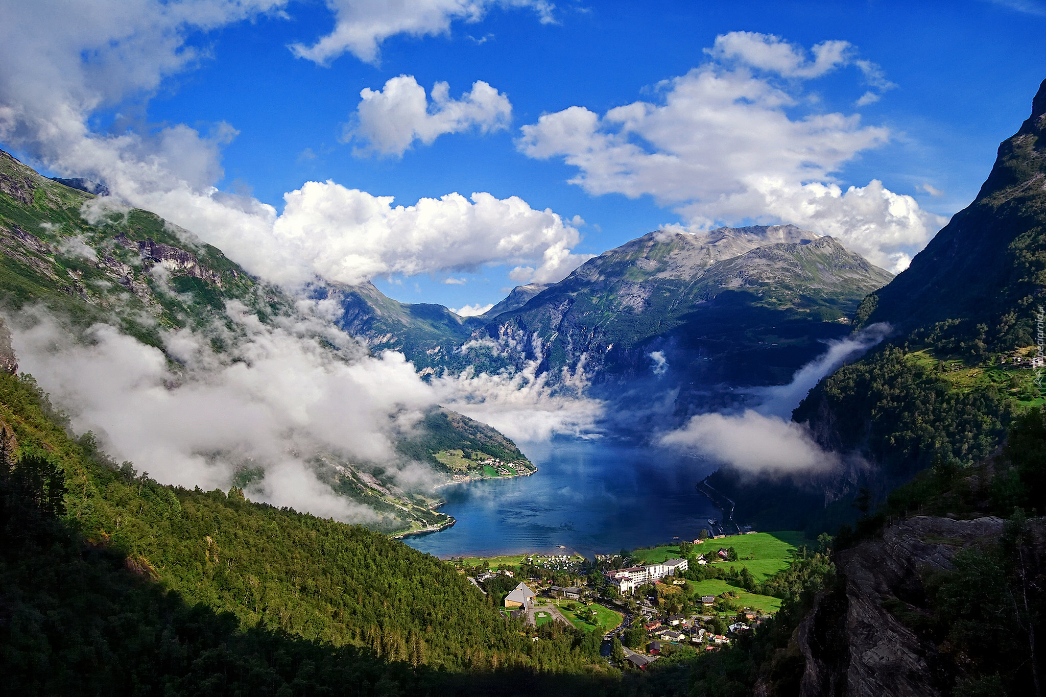 Norwegia, Malowniczy, Fiord Geiranger, Wioska,  Góry, Skały, Mgła