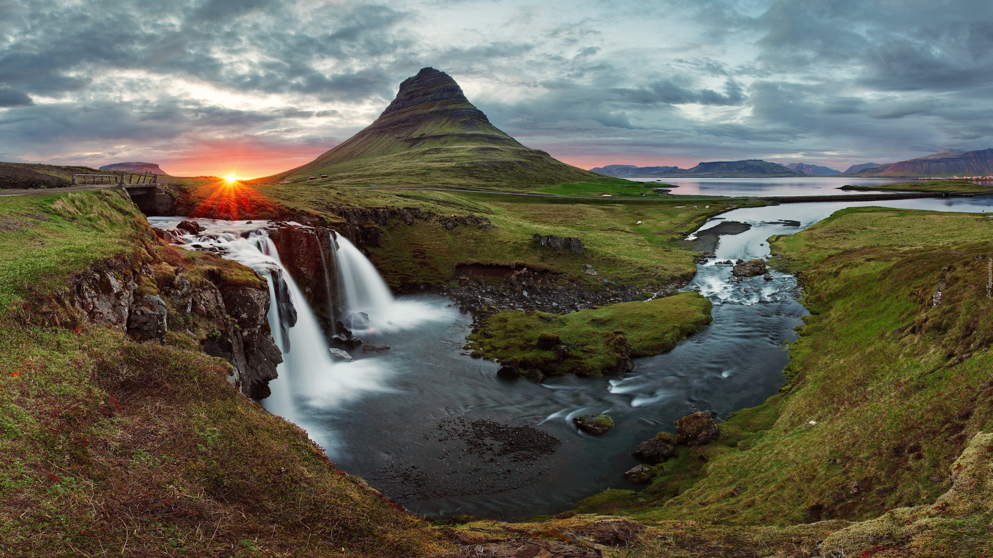 Wodospad, Rzeka, Wschód słońca, Góry, Islandia