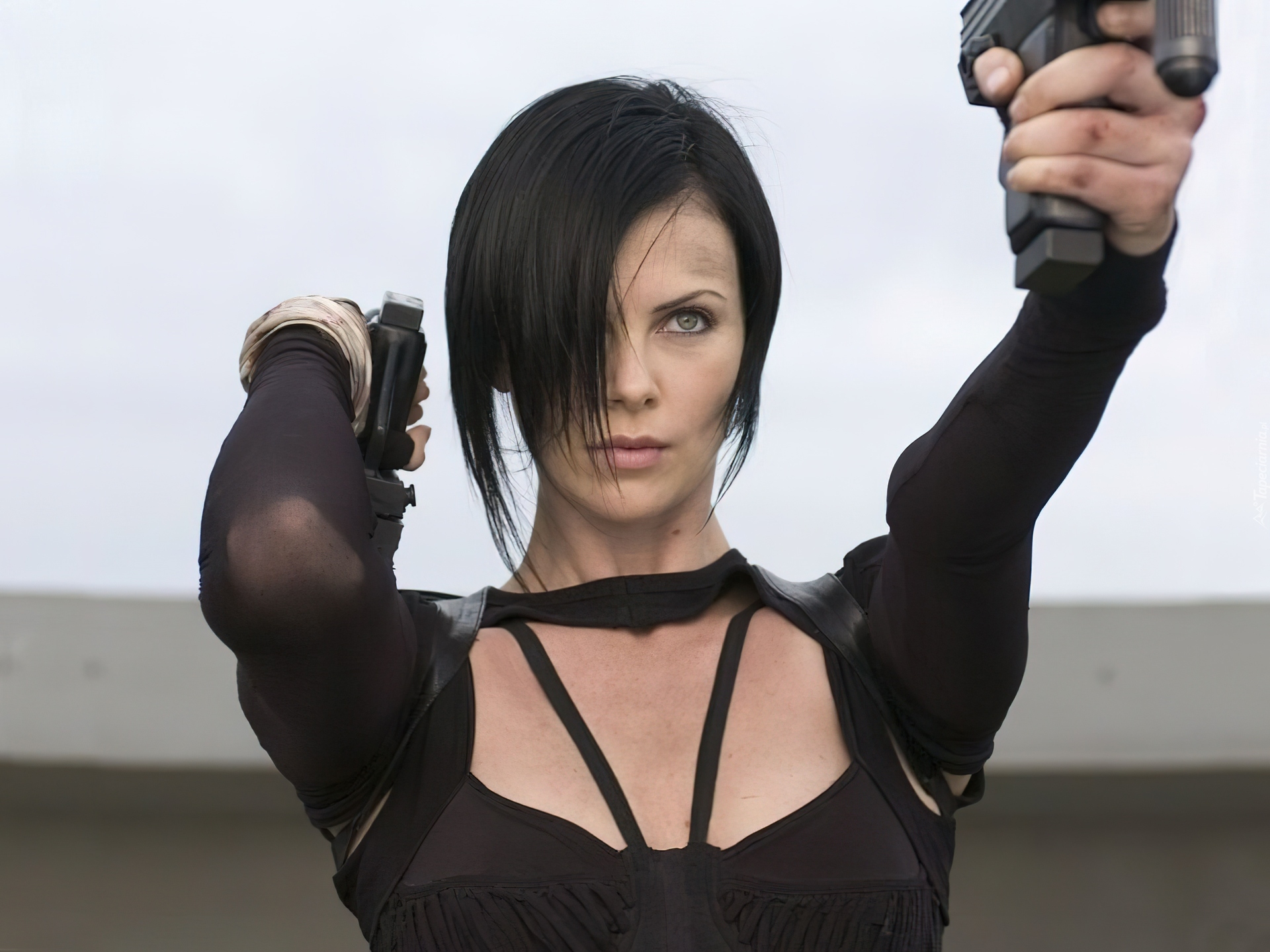 Charlize Theron,pistolet, broń