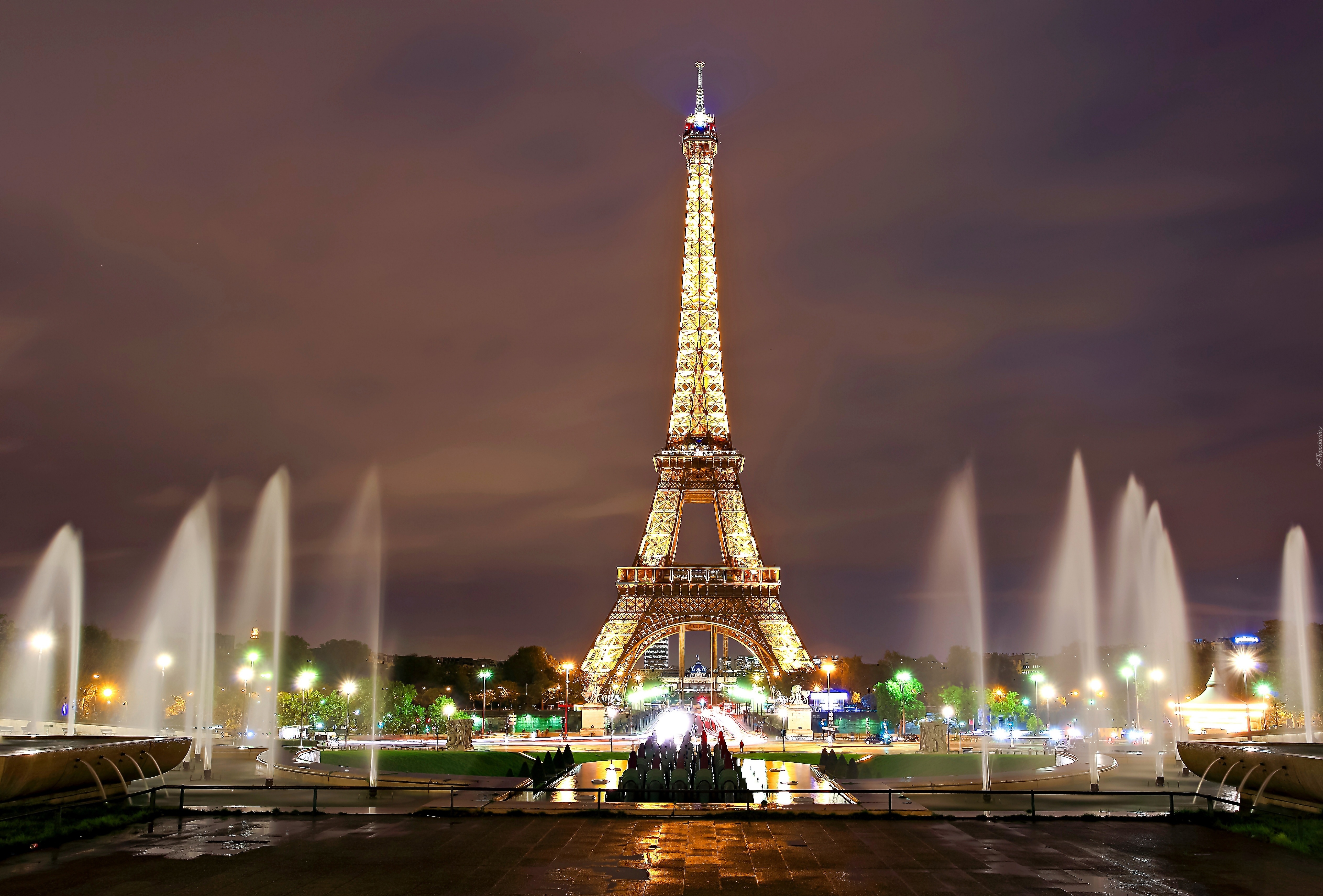 Wieża Eiffla, Fontanny, Paryż, Nocą