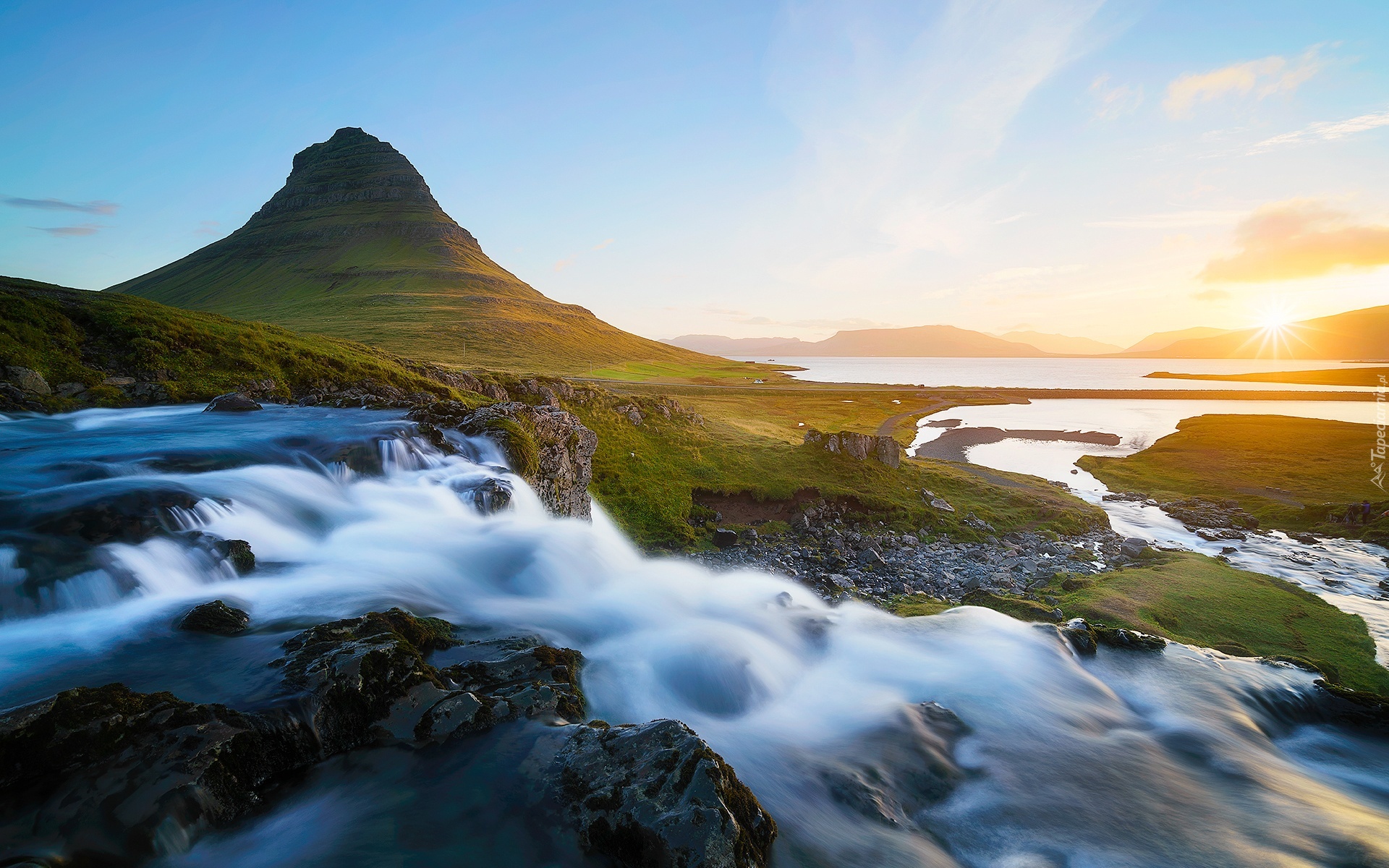 Islandia, Góra Kirkjufell, Wodospad Kirkjufellsfoss, Rzeka, Kamienie, Wschód słońca