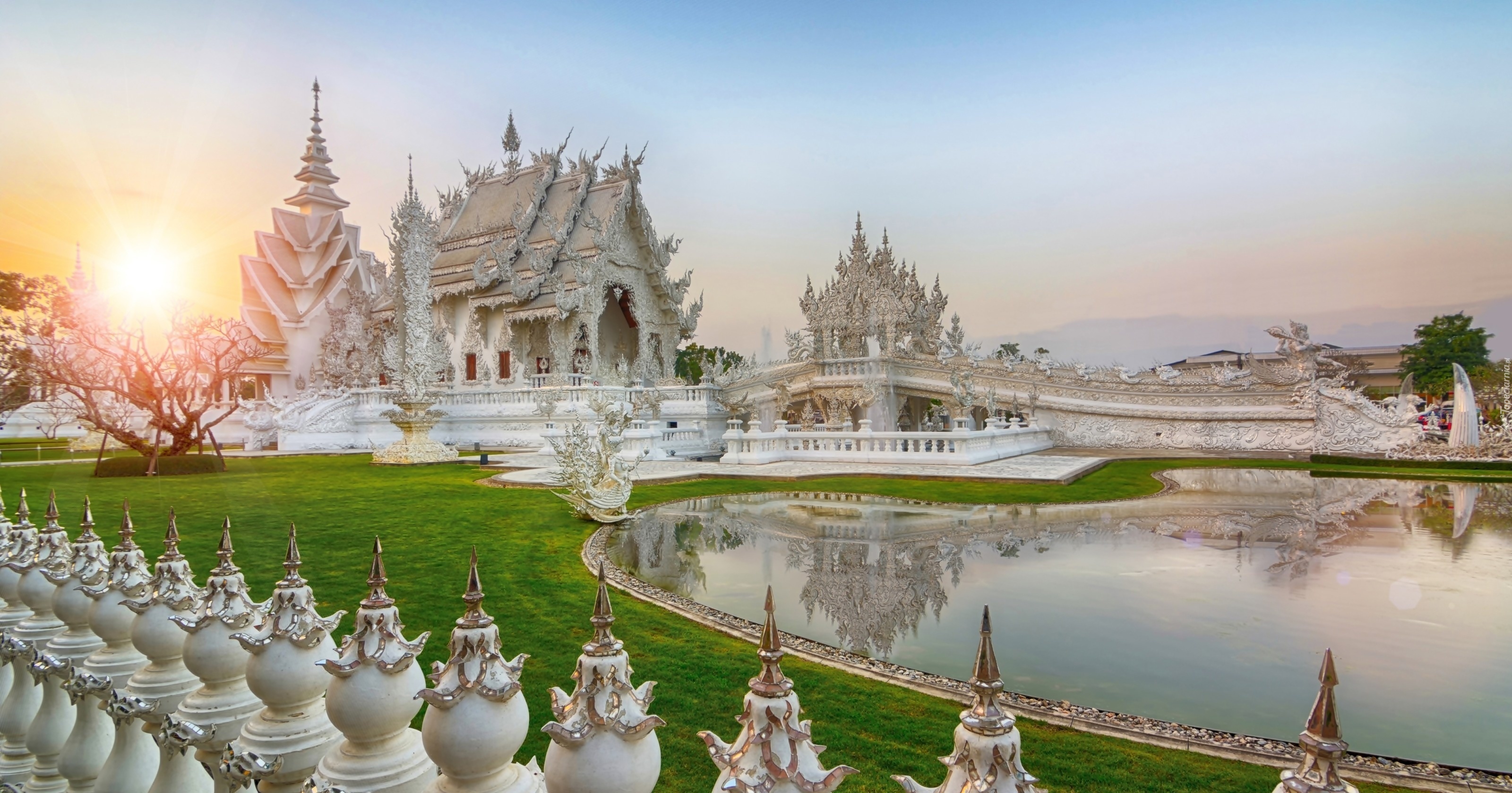 Wschód Słońca, Biała Świątynia, Buddyjska, Wat Rong Khun, Staw, Prowincja Chiang Rai, Tajlandia