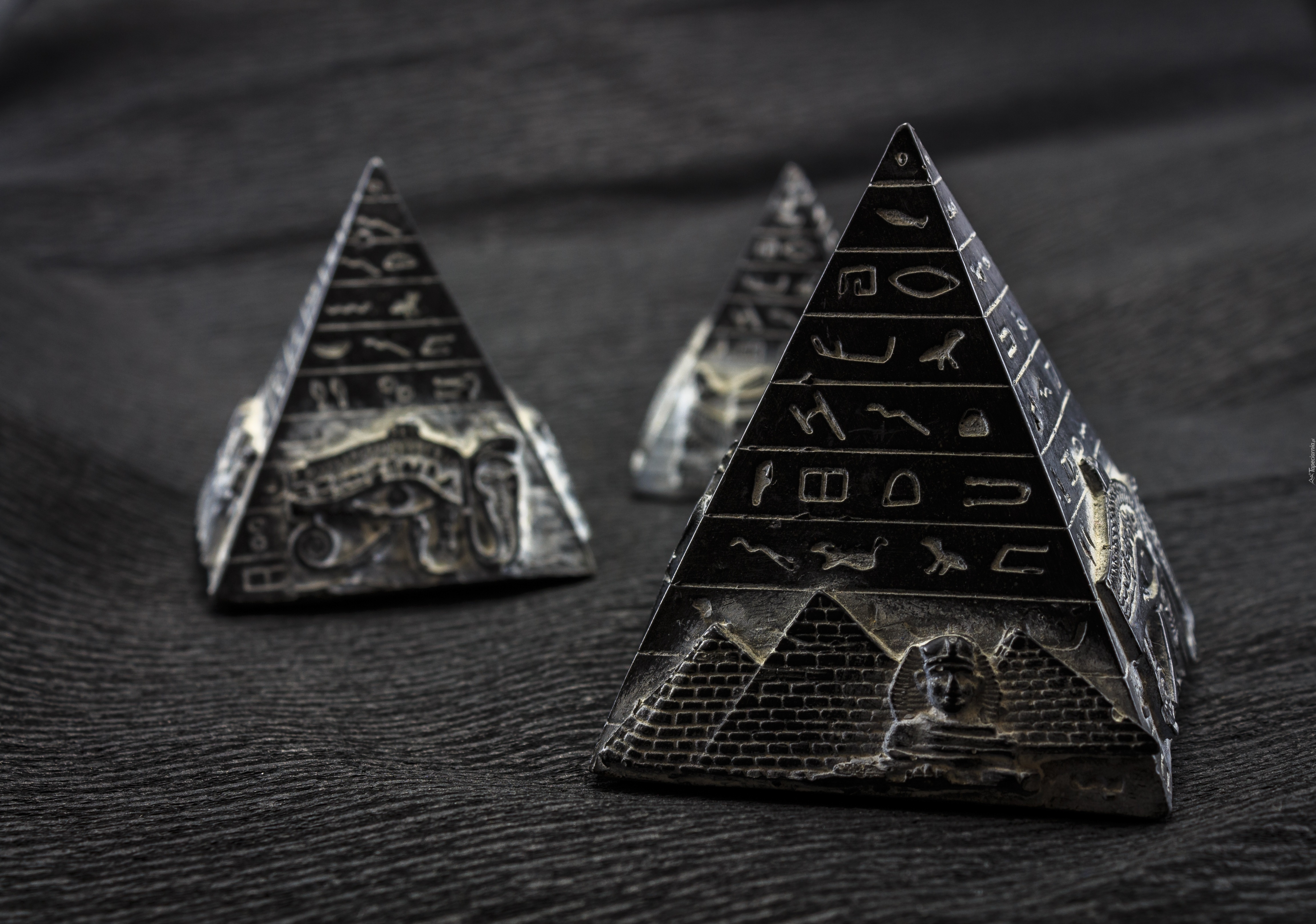 Figurki, Piramidy, Makro