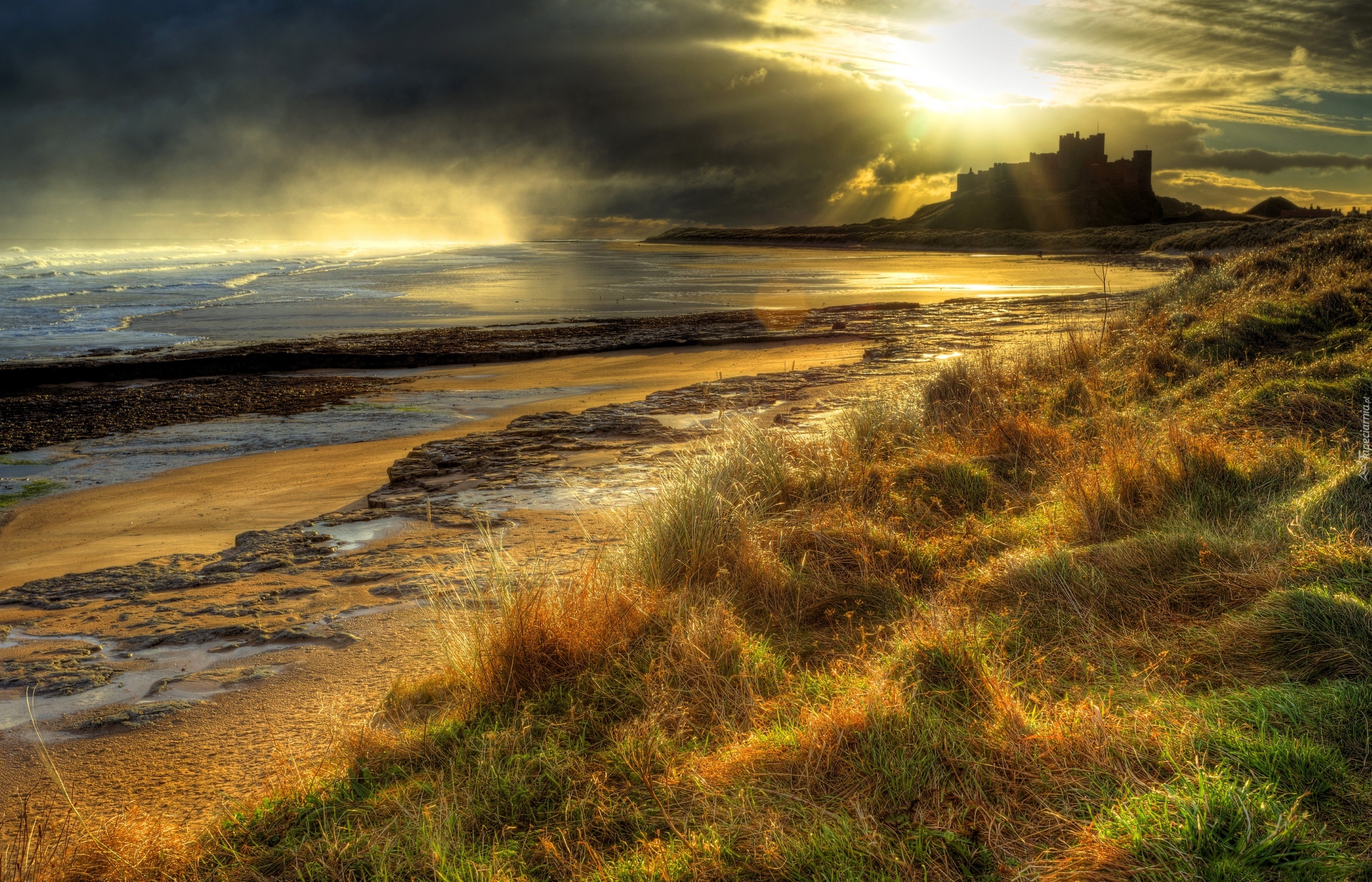 Zamek Bamburgh, Miejscowość Bamburgh, Hrabstwo  Northumberland, Anglia, Morze Północne, Wybrzeże