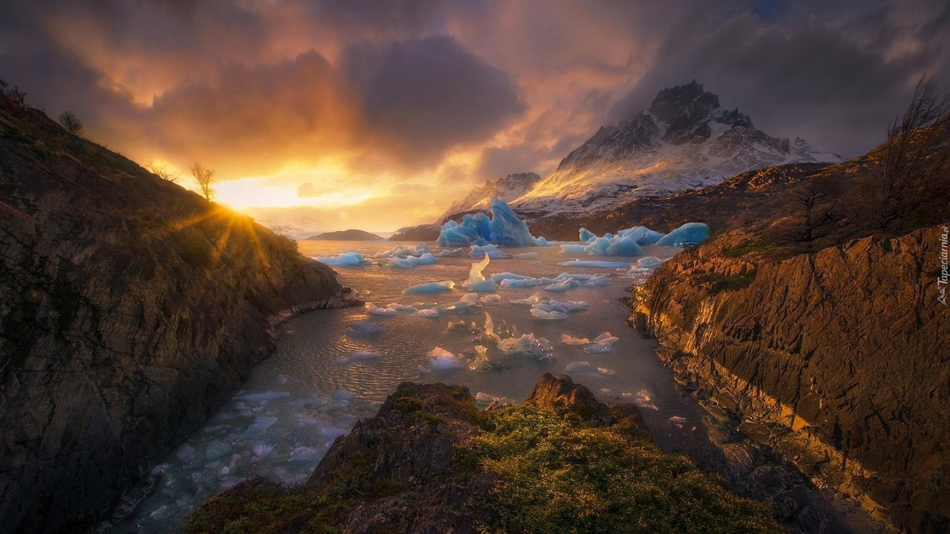 Góry, Rzeka, Chmury, Zachód, Słońca, Masyw, Torres Del Paine, Chile