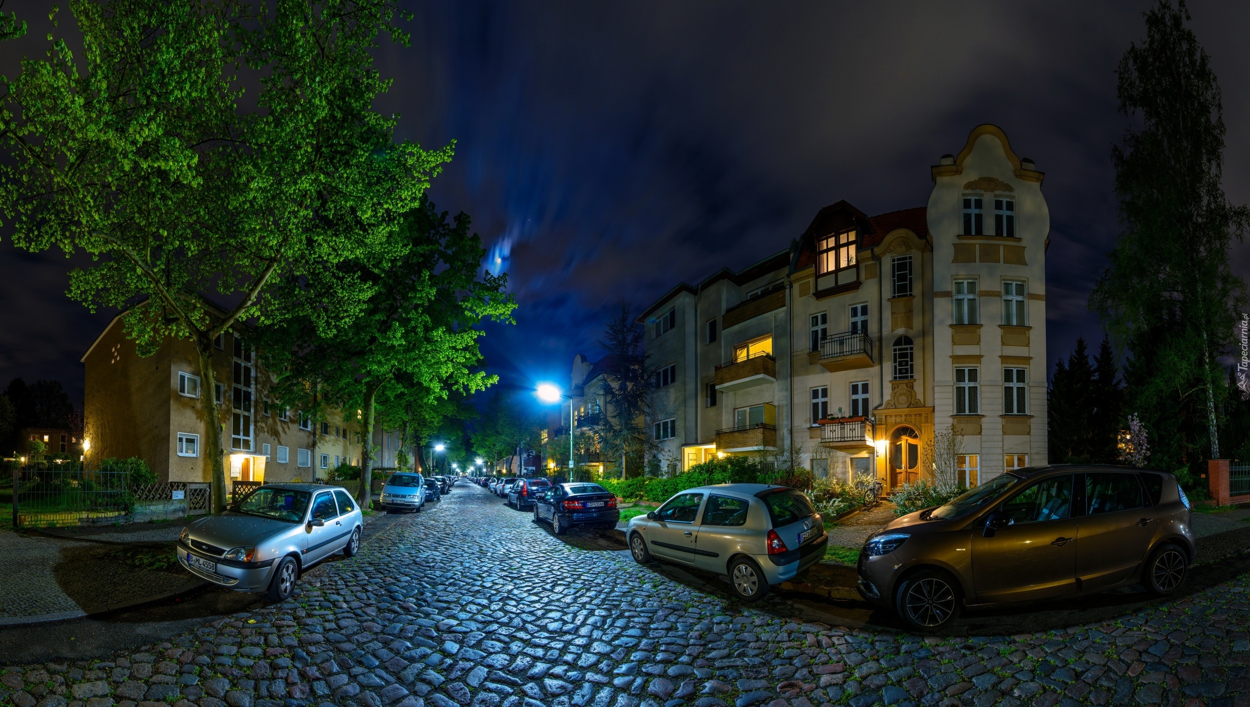 Niemcy, Berlin, Noc, Światła, Bloki, Samochody, Droga, Drzewa