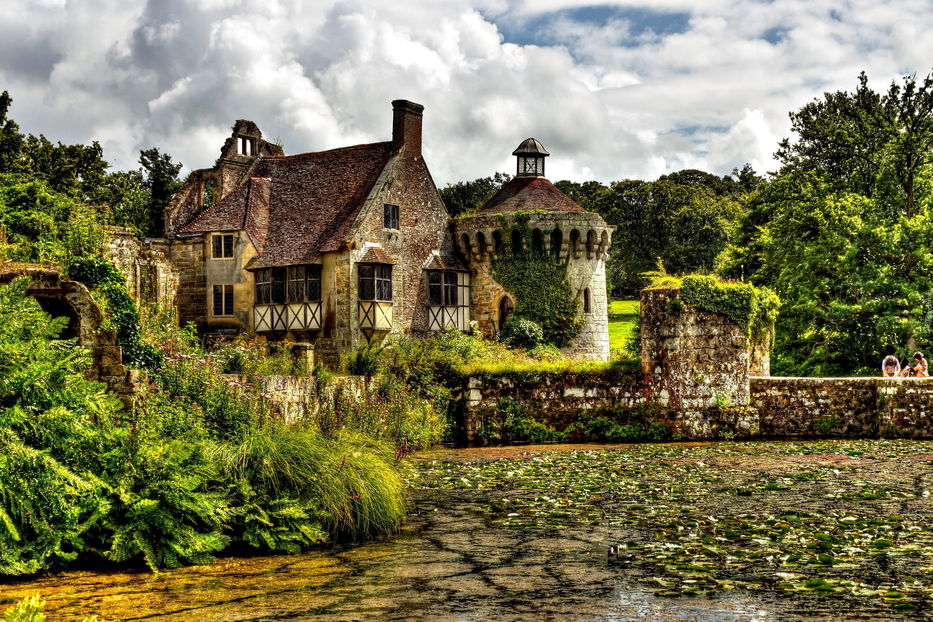 Dworek, Scotney Castle, Staw, Drzewa, Wieś Lamberhusrt, Hrabstwo Kent, Anglia