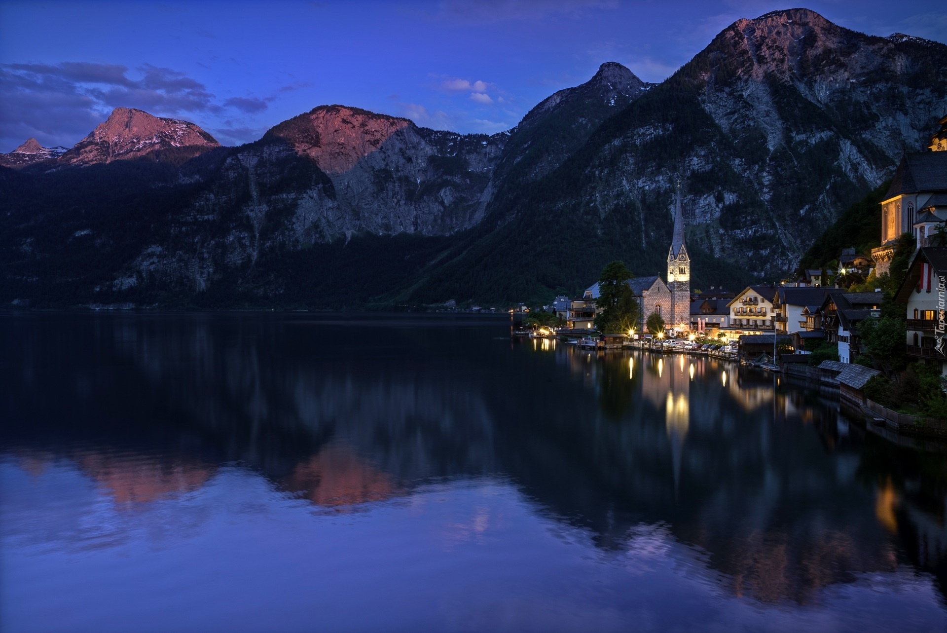 Austria, Hallstatt, Domy, Kościół, Jezioro Hallstattersee, Góry Alpy Salzburskie, Noc