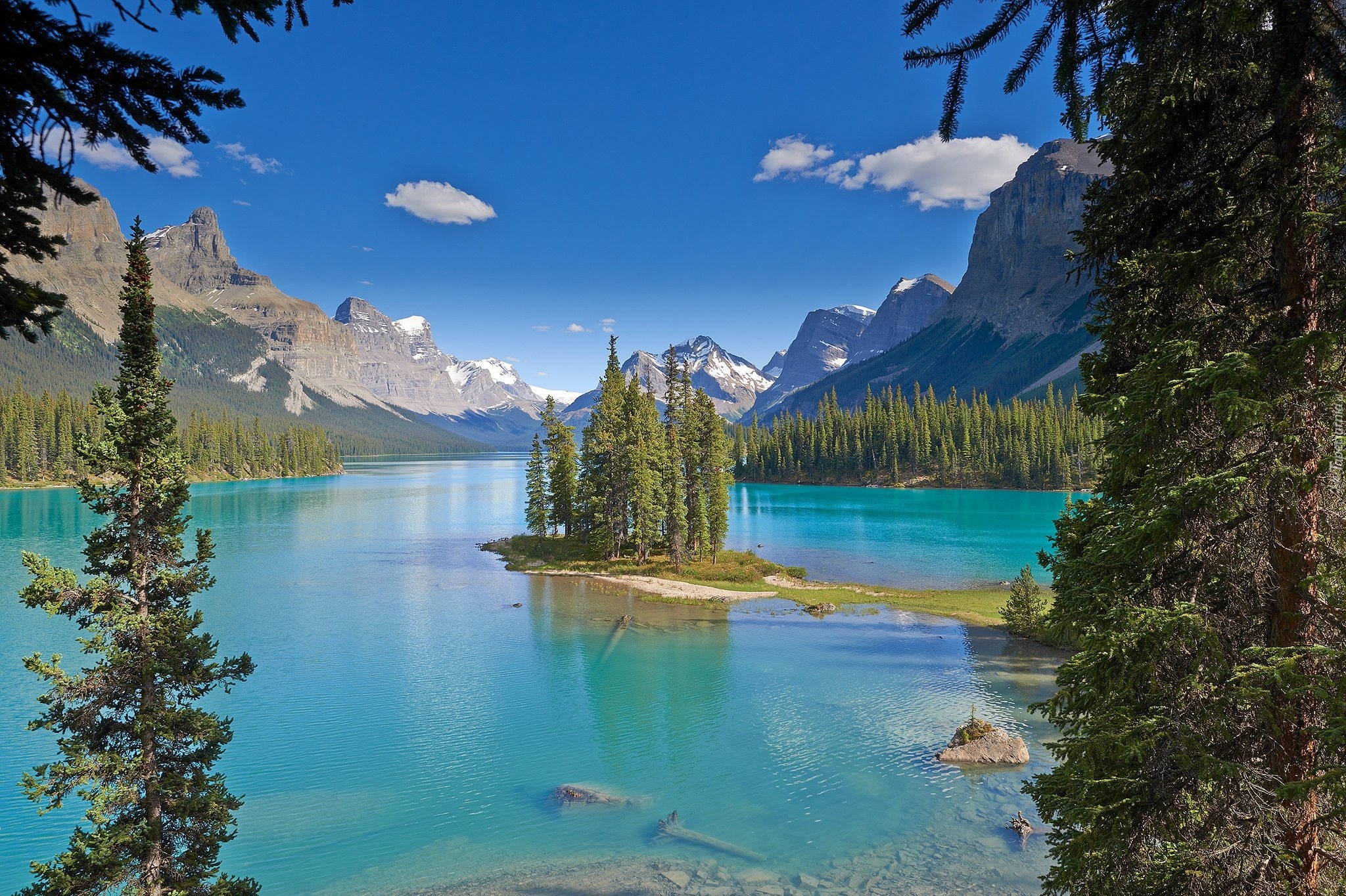 Горное озеро отличается особенной красотой. Малайн (озеро). Maligne Lake. Постер природа.