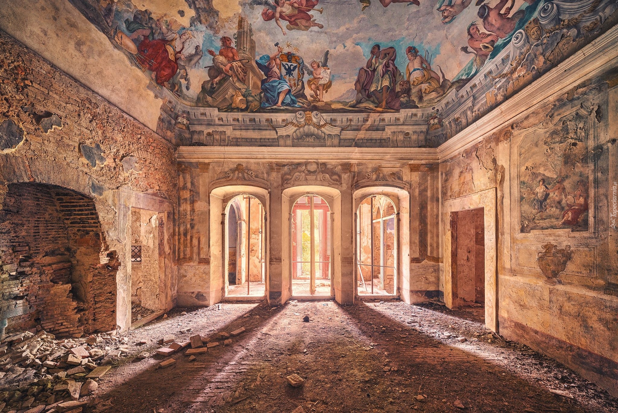 Zniszczony, Pałac, Freski