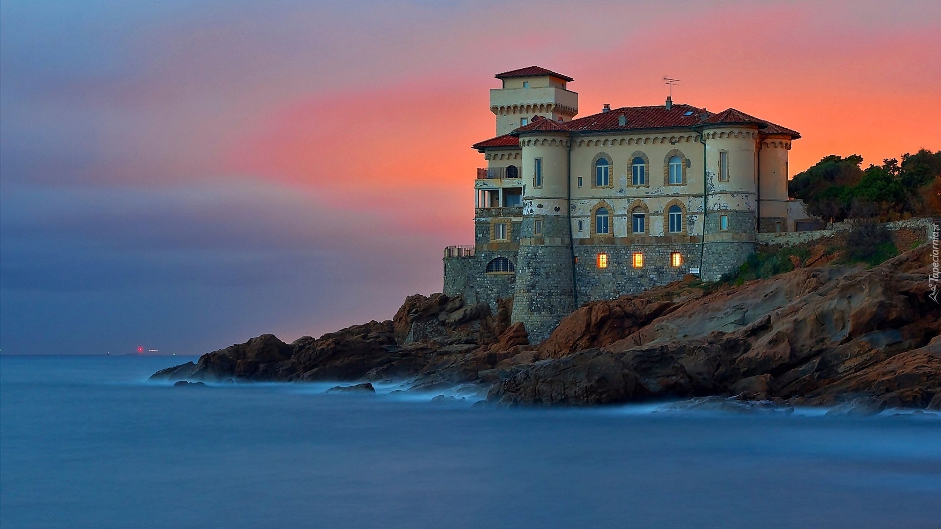 Zamek Boccale, Castello del Boccale, Calafuria, Prowincja Livorno,  Włochy, Morze, Zachód słońca