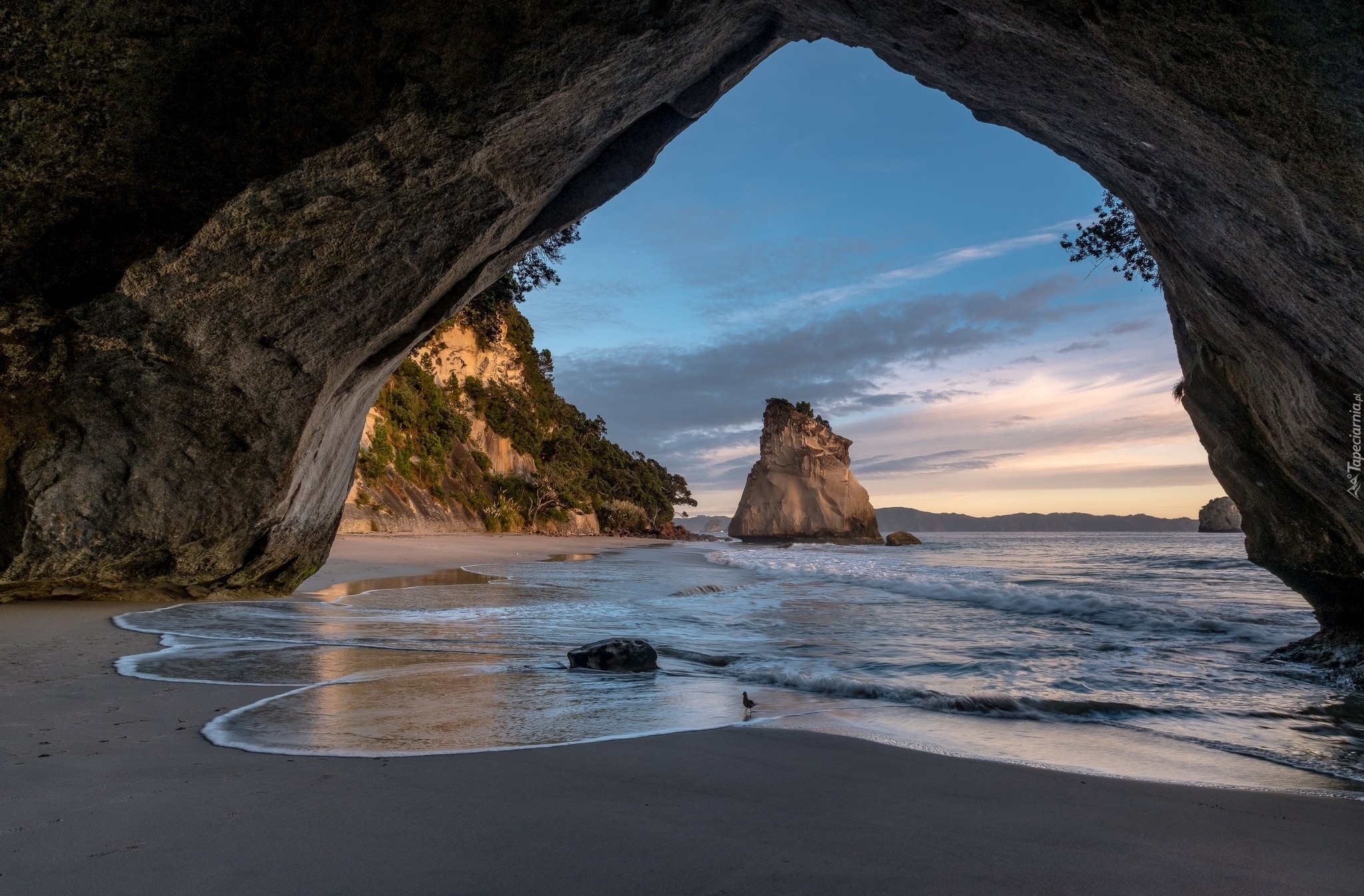 Nowa Zelandia, Półwysep Coromandel, Region Waikato, Zatoka Cathedral Cove, Rezerwat, Jaskinia, Morze, Skały