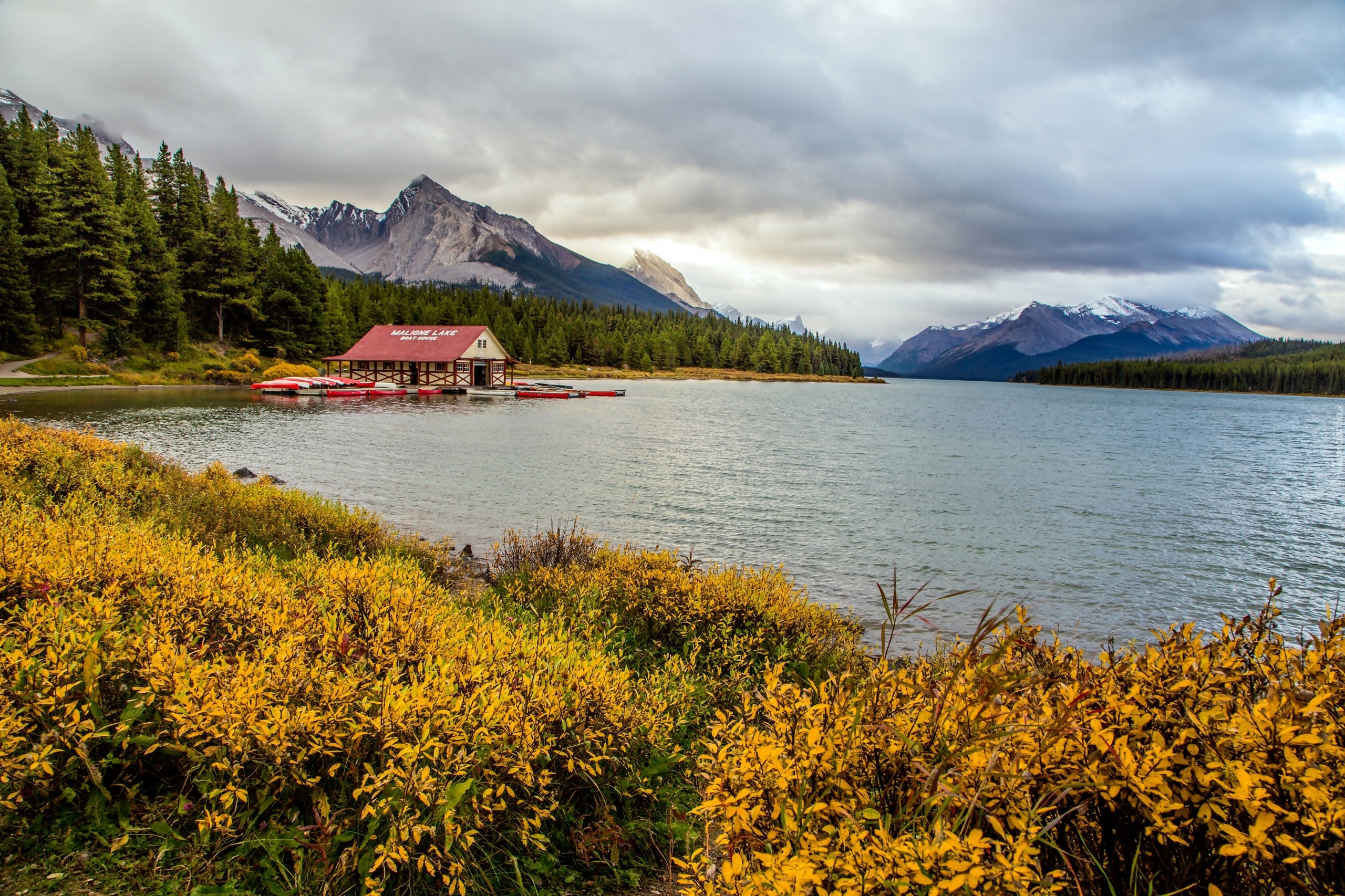 Kanada, Park Narodowy Jasper, Prowincja Alberta, Jezioro Maligne, Góry, Lasy, Przystań, Łódki, Jesień