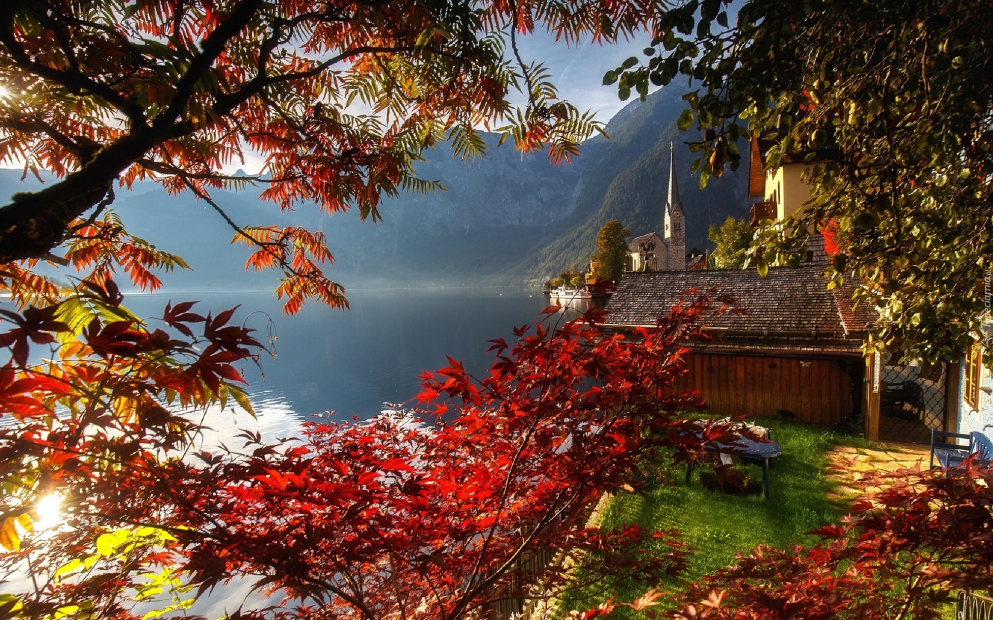 Austria, Hallstatt, Góry, Alpy Salzburskie, Jezioro Hallstattersee, Domy, Kościół, Jesień, Drzewa