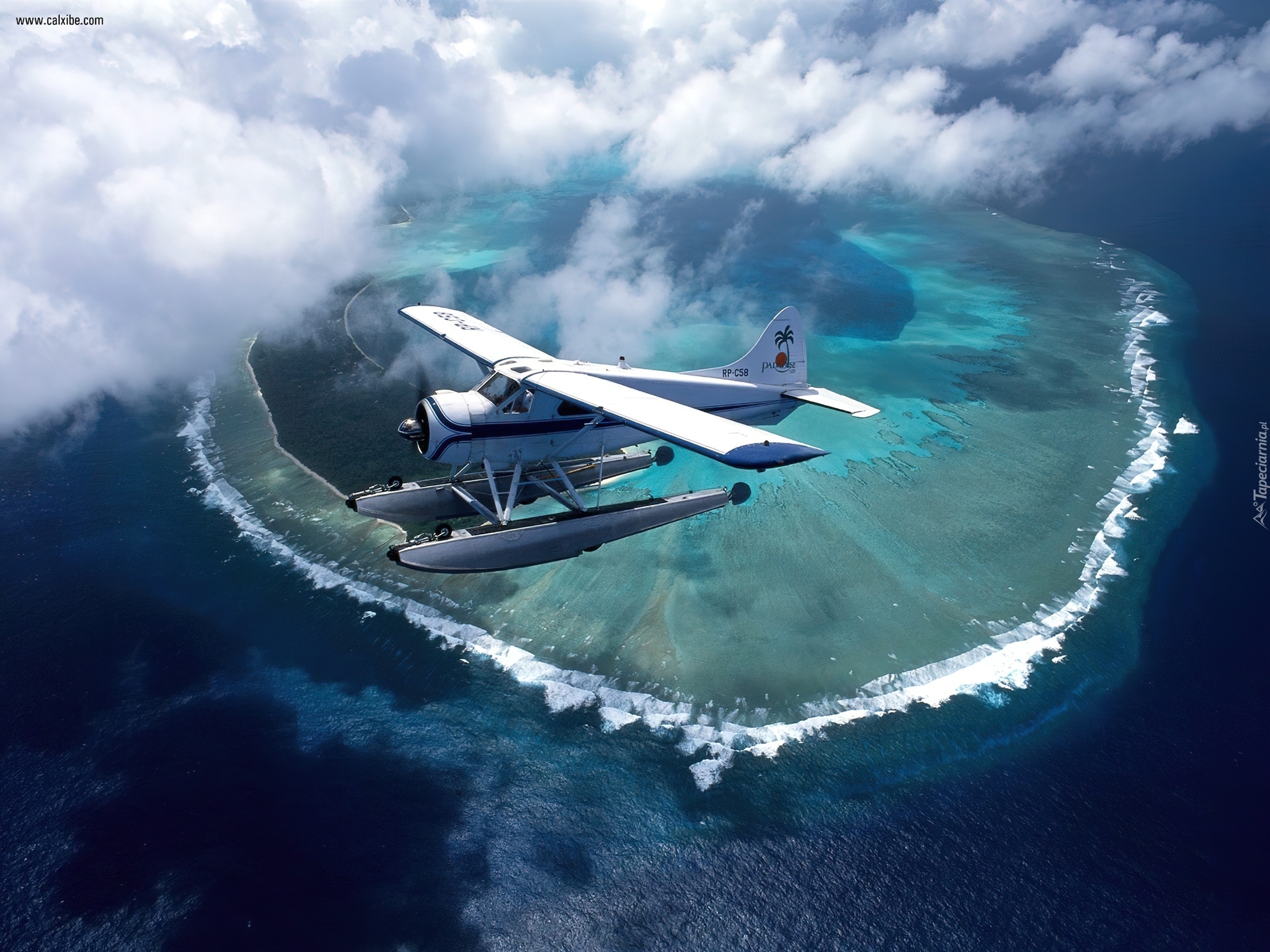 Самолет летающий по воде. Гидросамолет на Бали. Гидросамолет Маврикий Lagoon Flight. Самолет над океаном. Самолет над морем.
