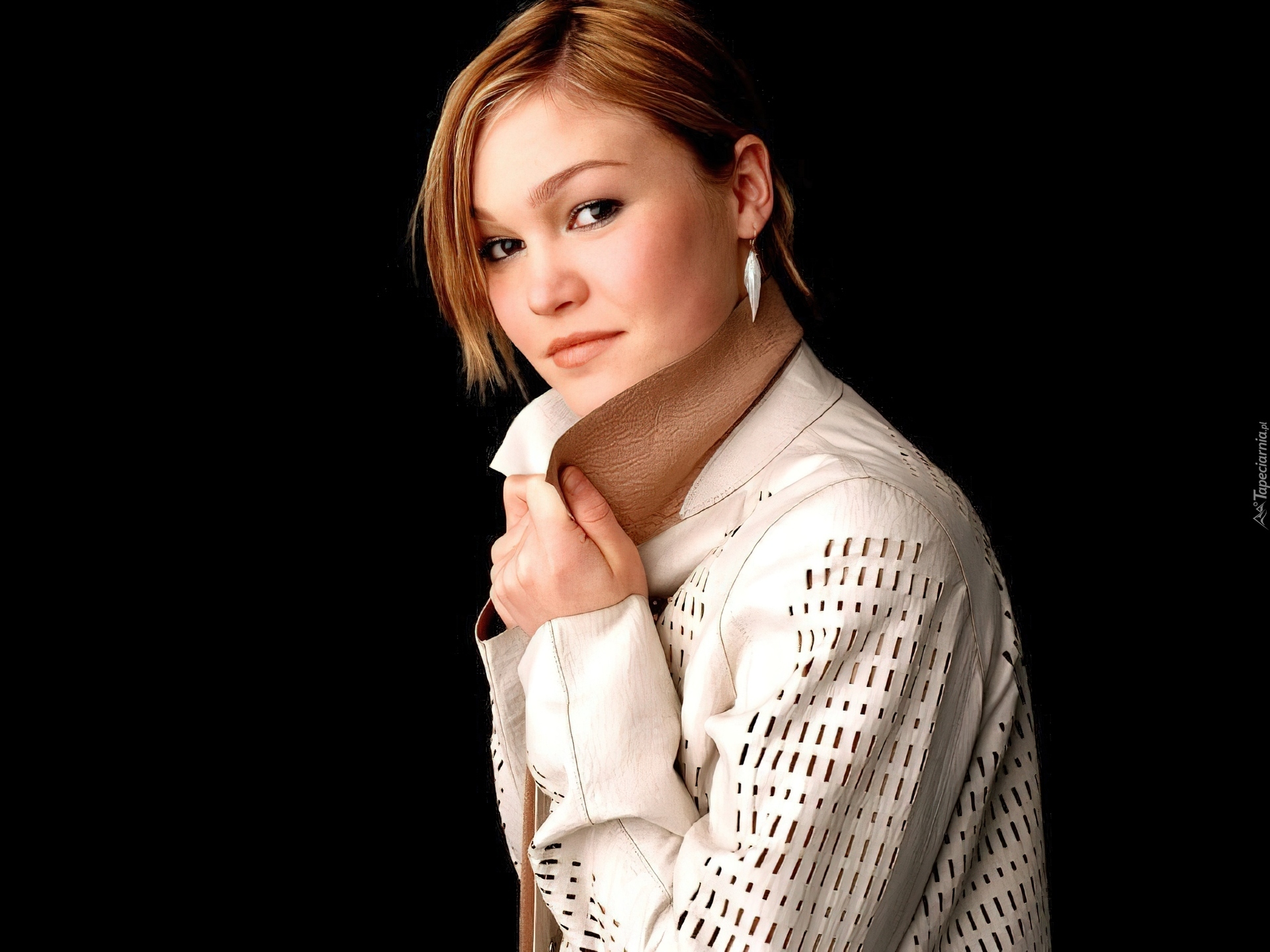 Julia Stiles, skórzany, biały, płaszcz