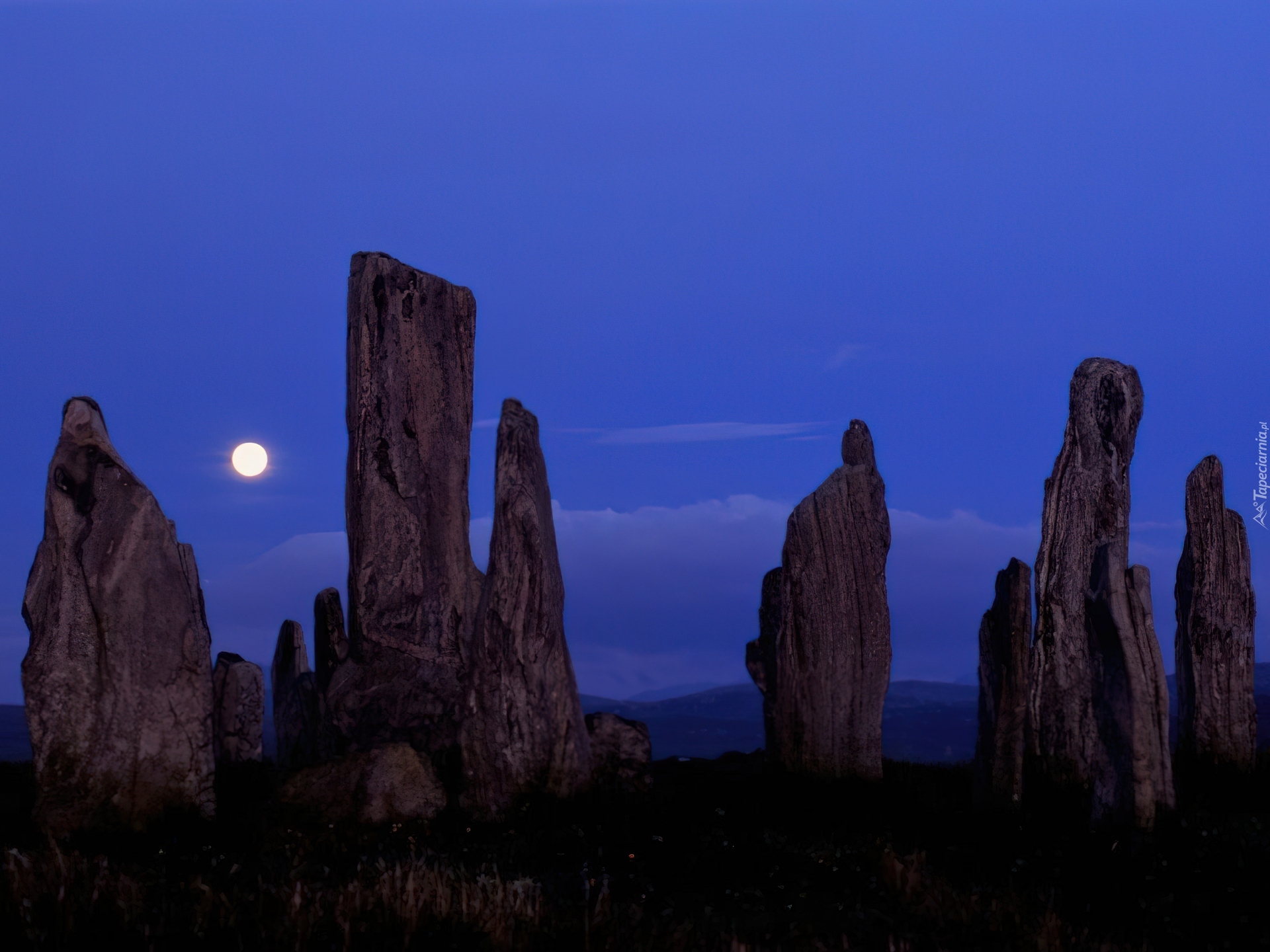 Night stone. Менгиры в Шотландии. Скалы ночью. Камни скалы ночь. Менгиры на фоне неба.