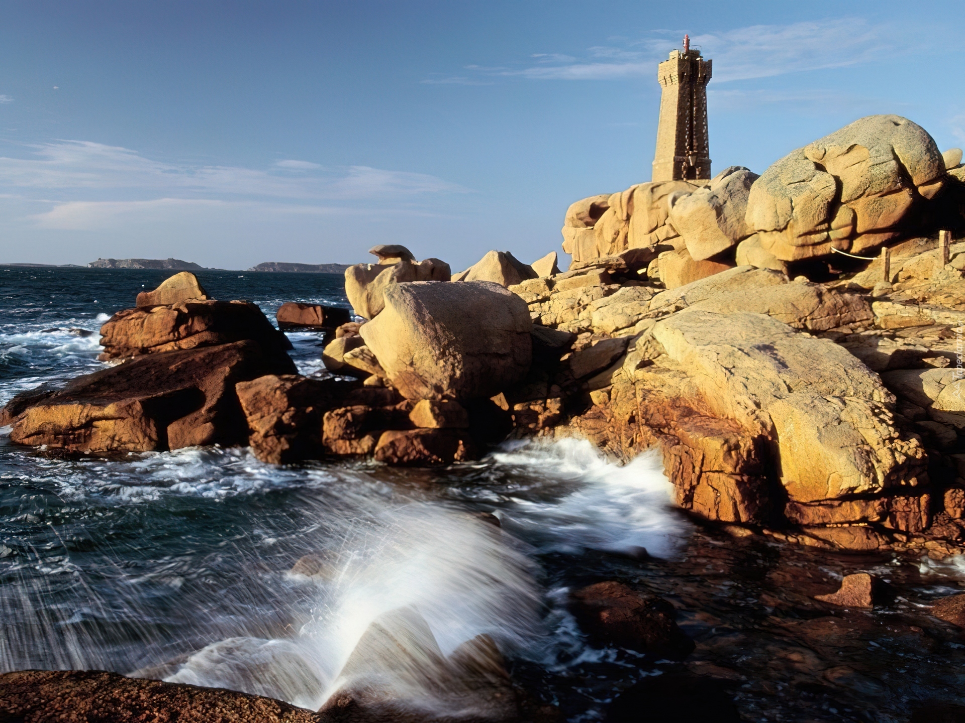 Ploumanach Rocks and Lighthouse, Bretagne, France загрузить