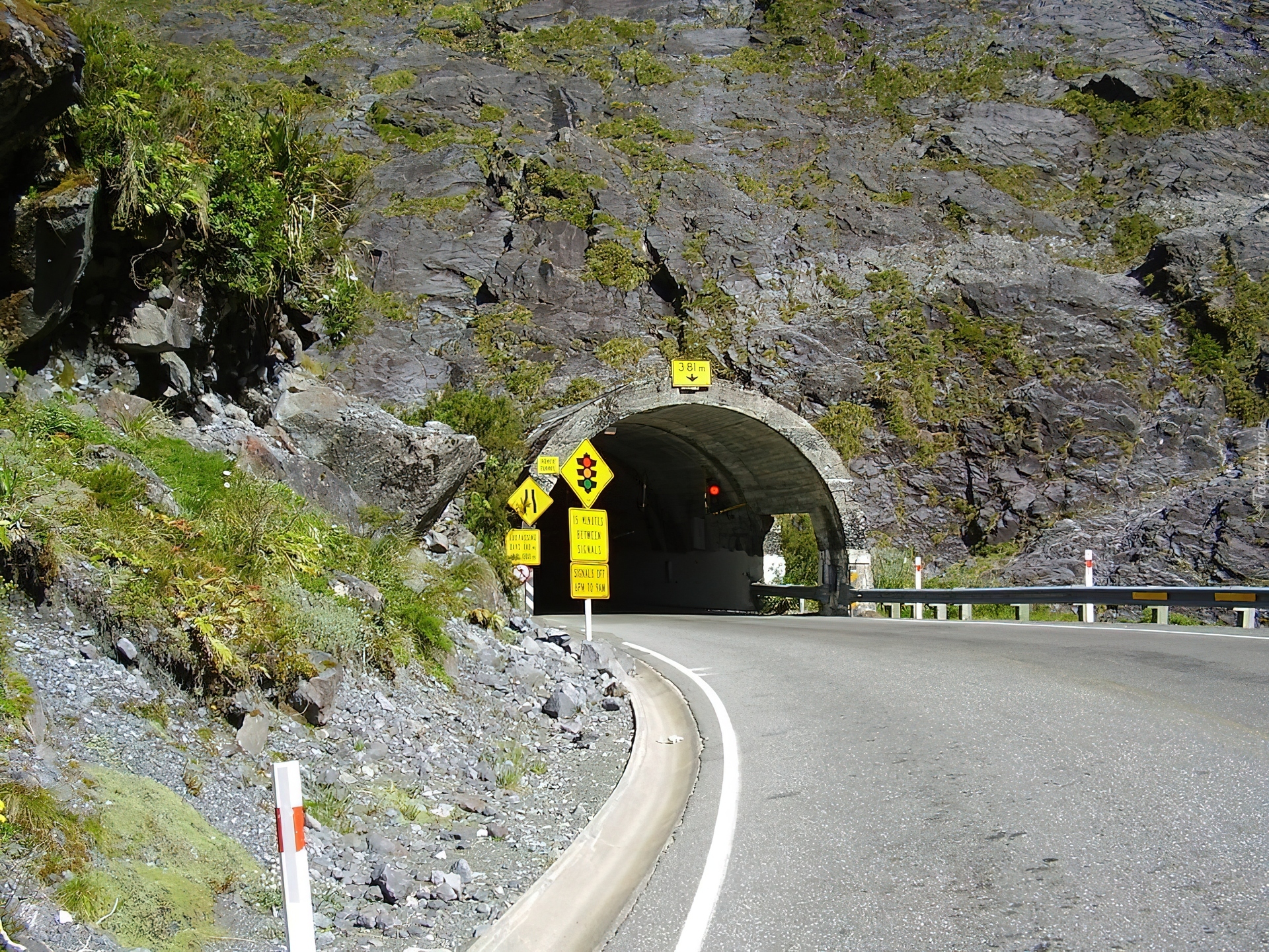 Tunel, Ulica, Znaki